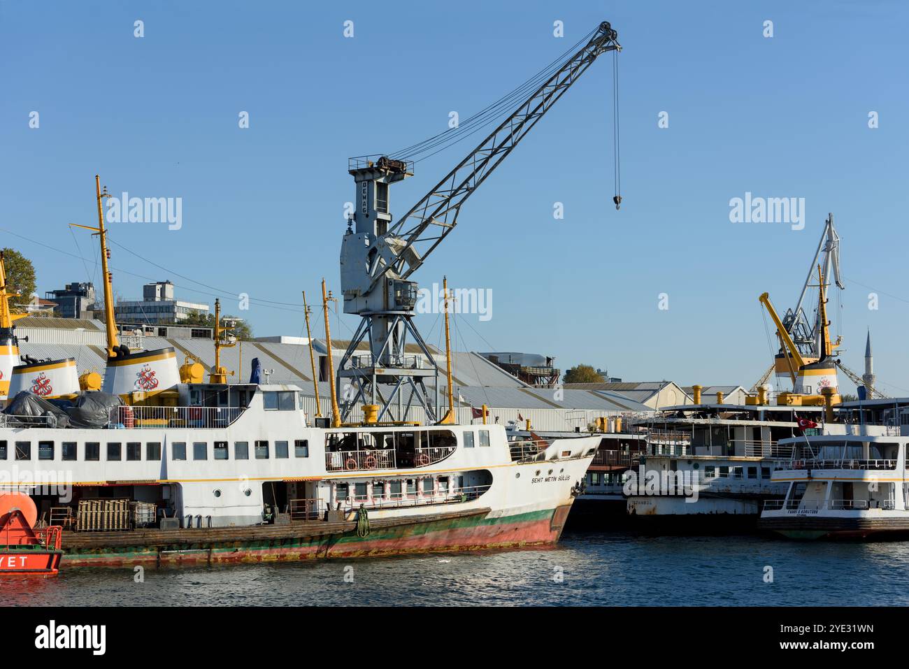 ISTANBUL, TURQUIE - 1er OCTOBRE 2024 : vue depuis le chantier naval historique de la Corne d'Or (Halic Tersanesi en turc) avec des navires en cours de fabrication, des grues et lourds Banque D'Images ISTANBUL, TURQUIE - 1er OCTOBRE 2024 : vue depuis le chantier naval historique de la Corne d'Or (Halic Tersanesi en turc) avec des navires en cours de fabrication, des grues et lourds Banque D'Images