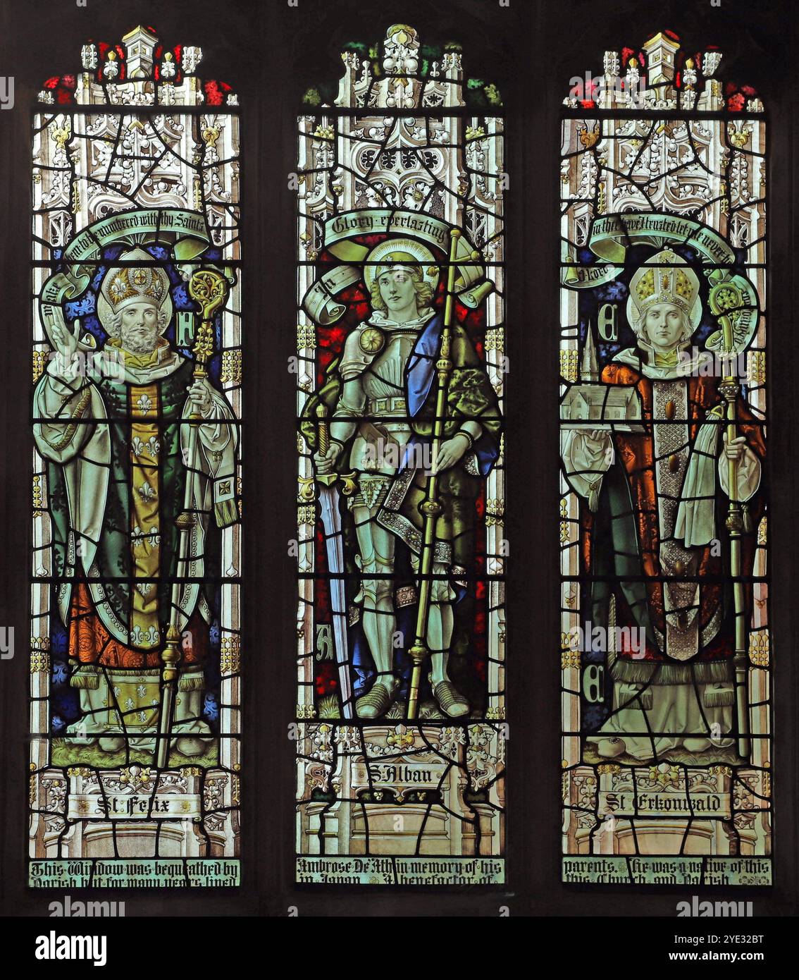 Vitrail représentant les saints Felix, Alban et Erkonwald, par Percy Bacon et Frères, Holy Trinity, long Melford, Suffolk Banque D'Images