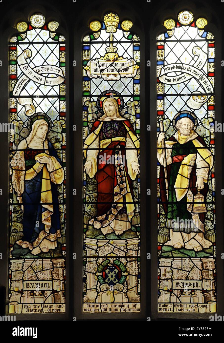 Vitrail de Percy Bacon & Brothers représentant la Bienheureuse Vierge Marie, St Jospeh et Christ Consoler, église paroissiale de Pentlow Banque D'Images