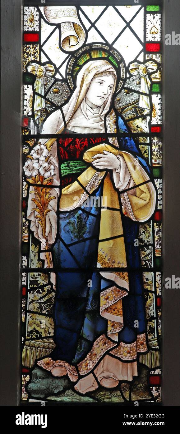 Vitrail de Percy Bacon & Brothers représentant la Bienheureuse Vierge Marie, église paroissiale de Pentlow, Essex Banque D'Images
