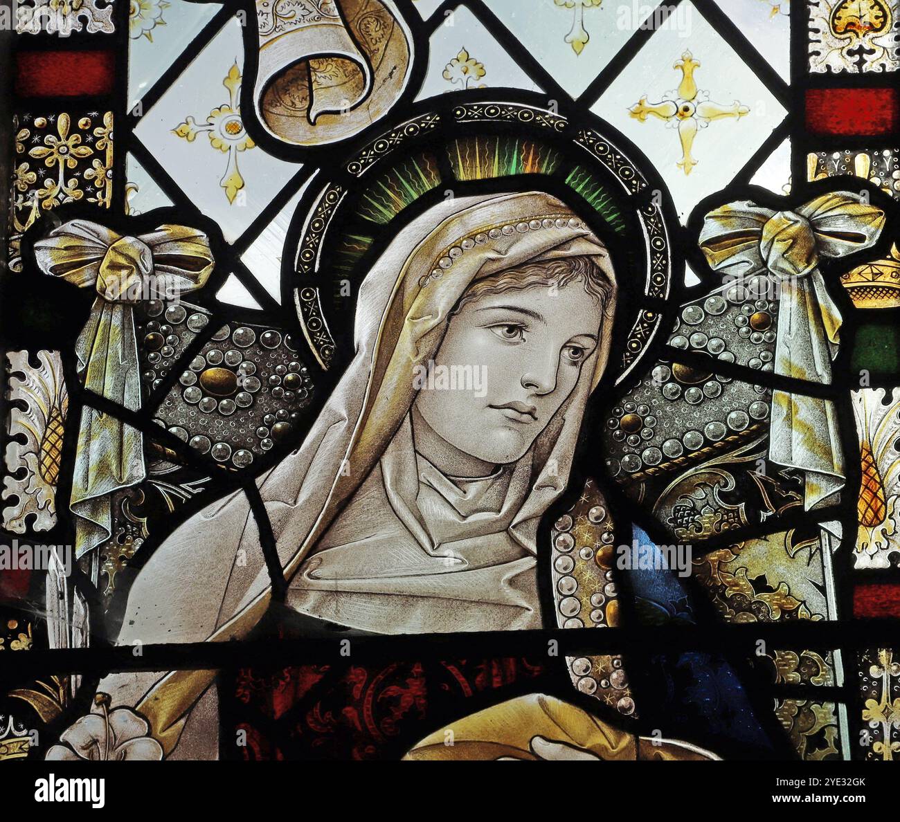 Vitrail de Percy Bacon & Brothers représentant la Bienheureuse Vierge Marie, église paroissiale de Pentlow, Essex Banque D'Images