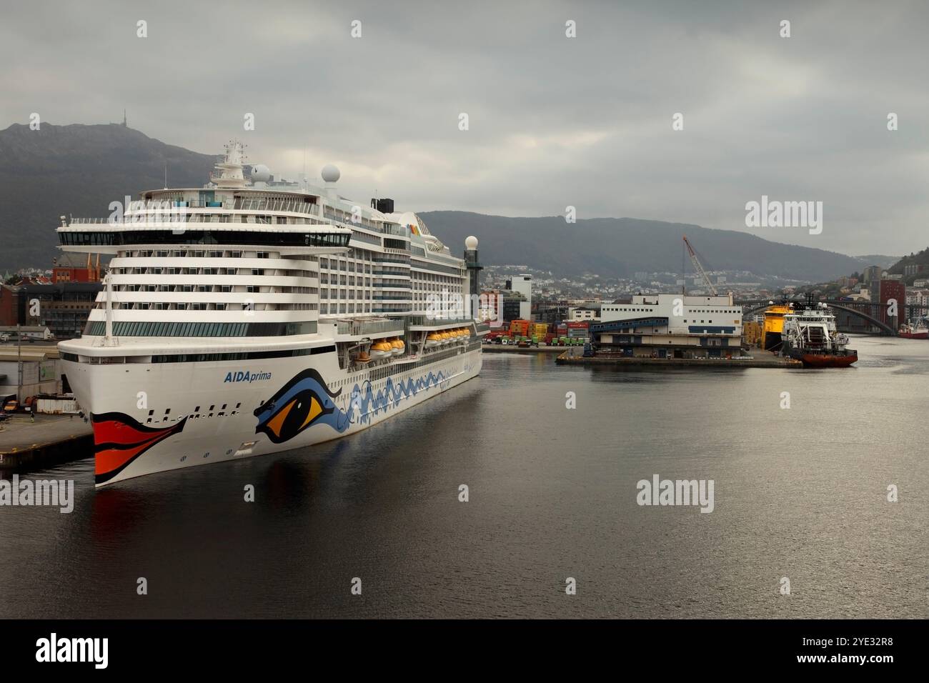 Le navire de croisière 'AIDAprima' de 125 000 tonnes et 3 300 passagers amarré à Bergen, en Norvège. Banque D'Images