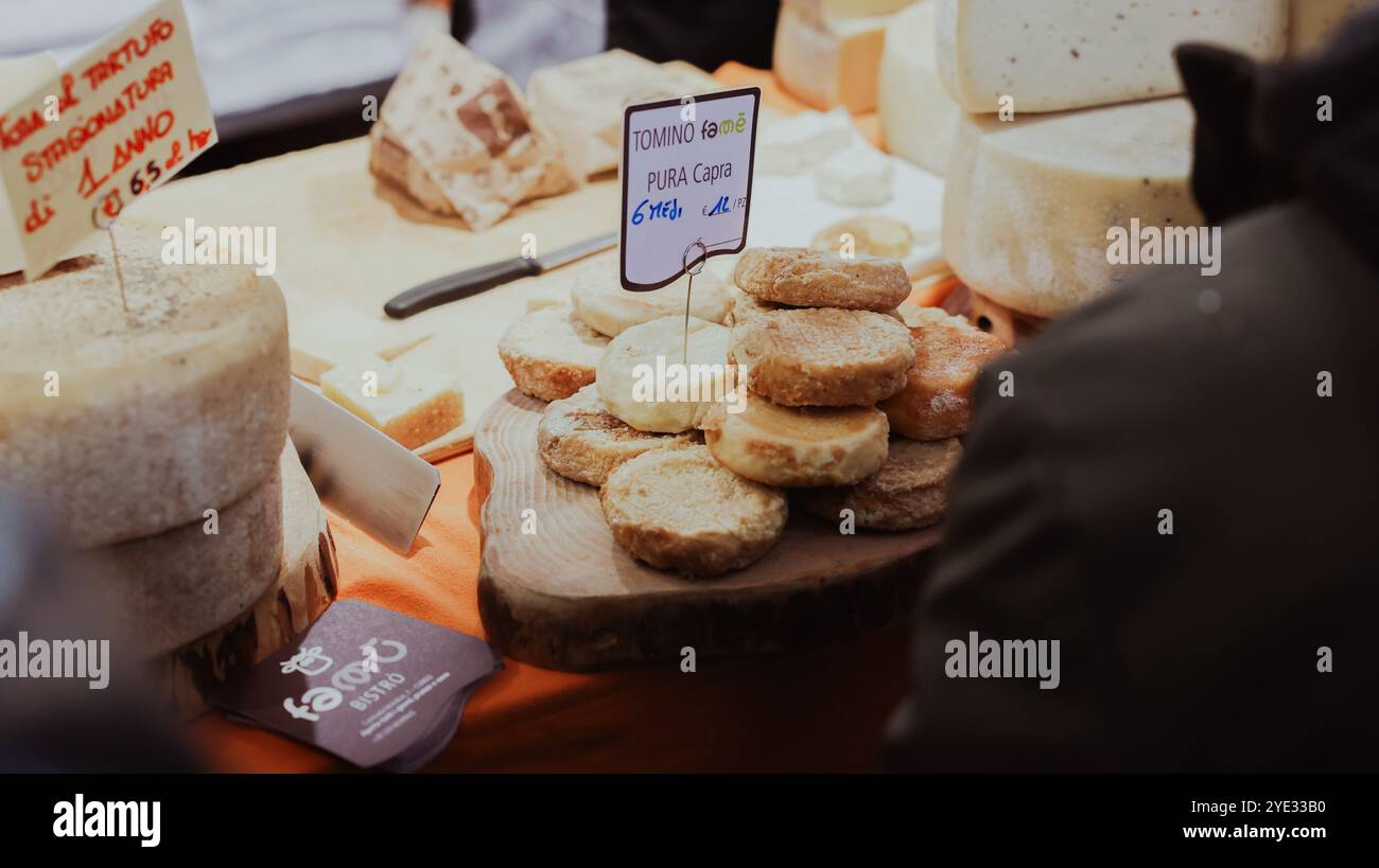 Les visiteurs apprécient une variété de fromages infusés à la truffe exposés au festival de la truffe d'Alba, présentant les délices culinaires locaux et attirant Banque D'Images
