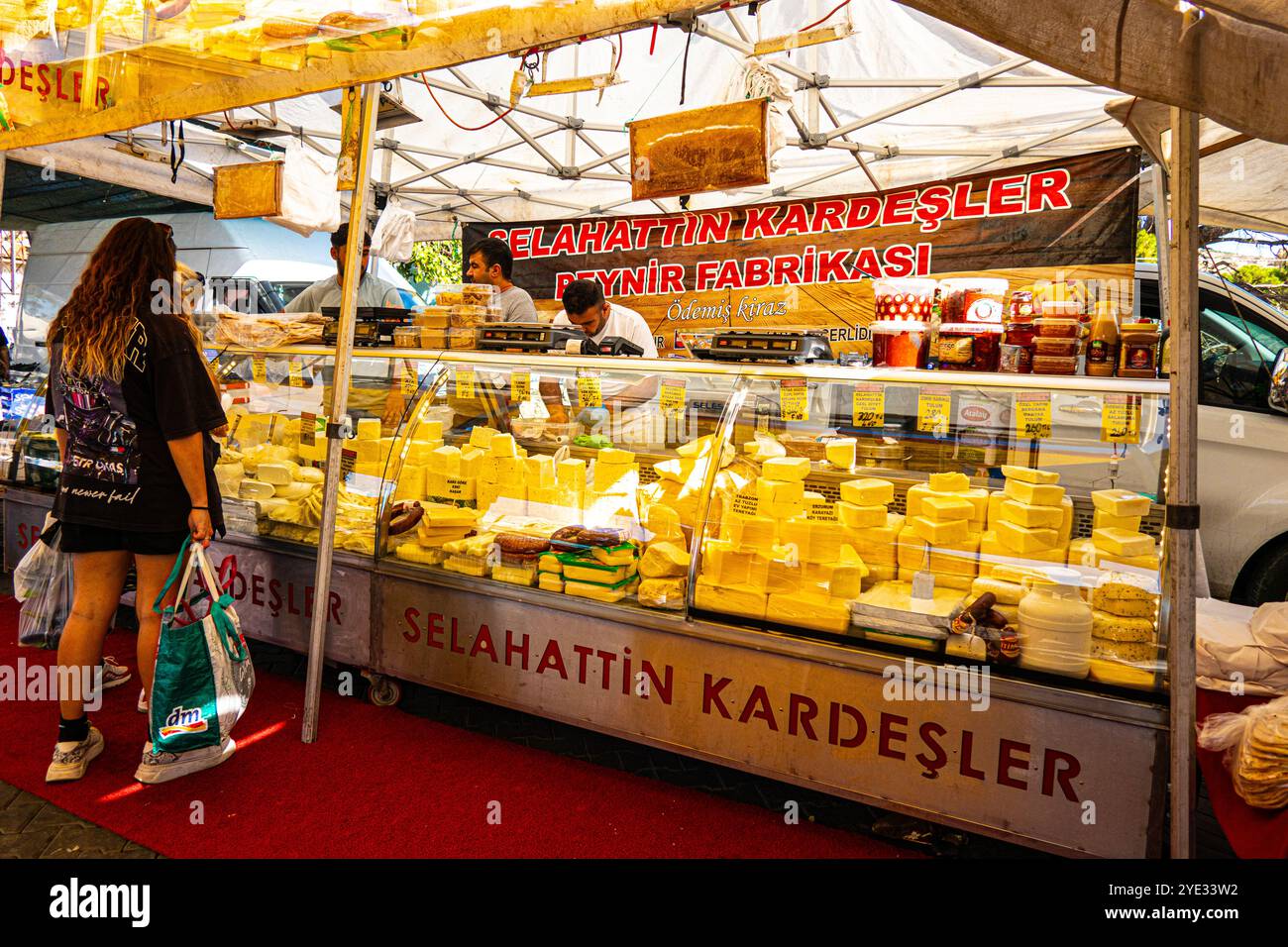 Étal du marché au fromage à Foca Turquie Banque D'Images