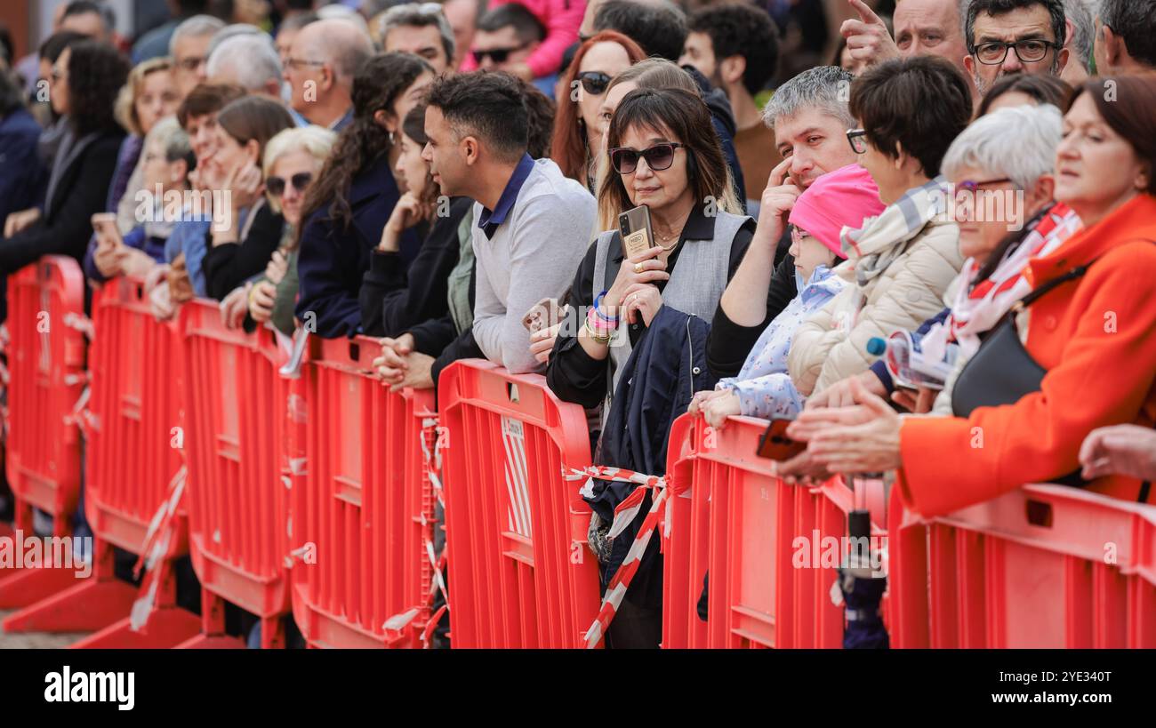 Une grande foule de spectateurs est rassemblée derrière des barrières à Alba, en Italie, attendant avec impatience un événement à venir. L'excitation remplit l'air comme les gens enga Banque D'Images