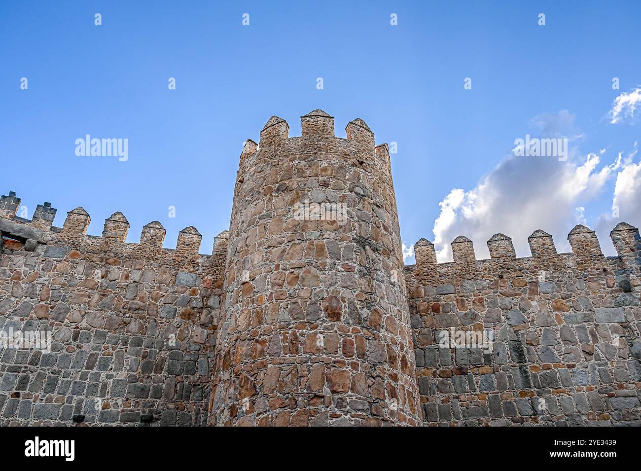 Avila, Espagne - 11 février 2023 : Tour fortifiée qui fait partie du mur d'enceinte médiéval, une structure ancienne et une attraction touristique majeure. Banque D'Images Avila, Espagne - 11 février 2023 : Tour fortifiée qui fait partie du mur d'enceinte médiéval, une structure ancienne et une attraction touristique majeure. Banque D'Images