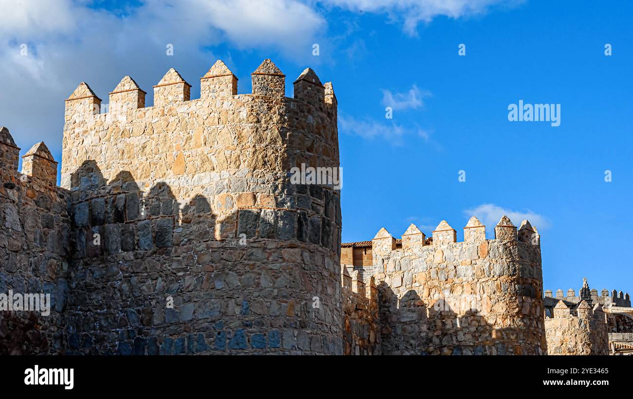 Avila, Espagne - 11 février 2023 : Tour fortifiée de l'enceinte médiévale, une ancienne structure qui est une attraction touristique majeure. Banque D'Images Avila, Espagne - 11 février 2023 : Tour fortifiée de l'enceinte médiévale, une ancienne structure qui est une attraction touristique majeure. Banque D'Images
