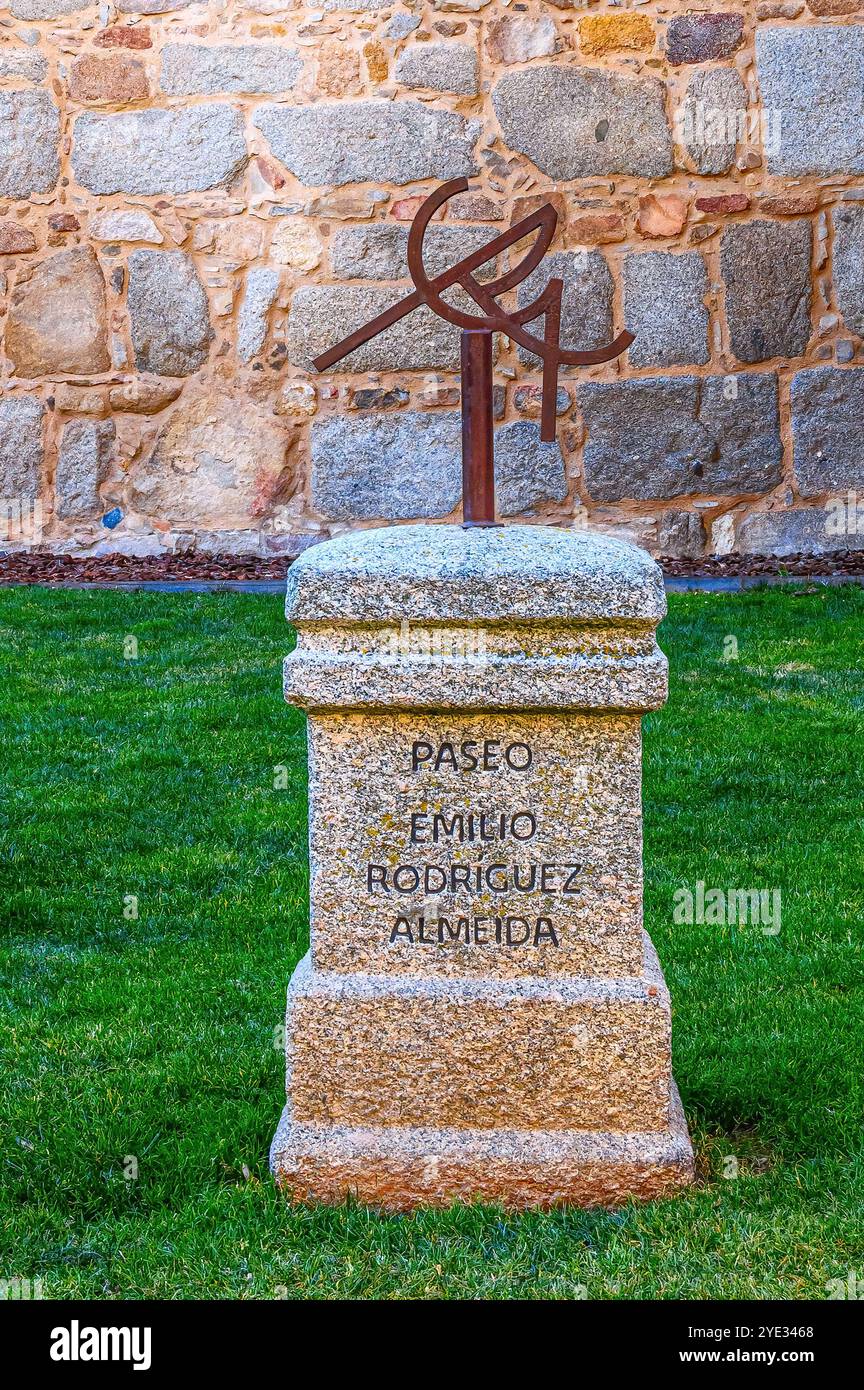 Avila, Espagne - 11 février 2023 : petite sculpture métallique intitulée « Paseo » par Emilio Rodriguez Almeida, située près de l’enceinte médiévale fortifiée Banque D'Images Avila, Espagne - 11 février 2023 : petite sculpture métallique intitulée « Paseo » par Emilio Rodriguez Almeida, située près de l’enceinte médiévale fortifiée Banque D'Images