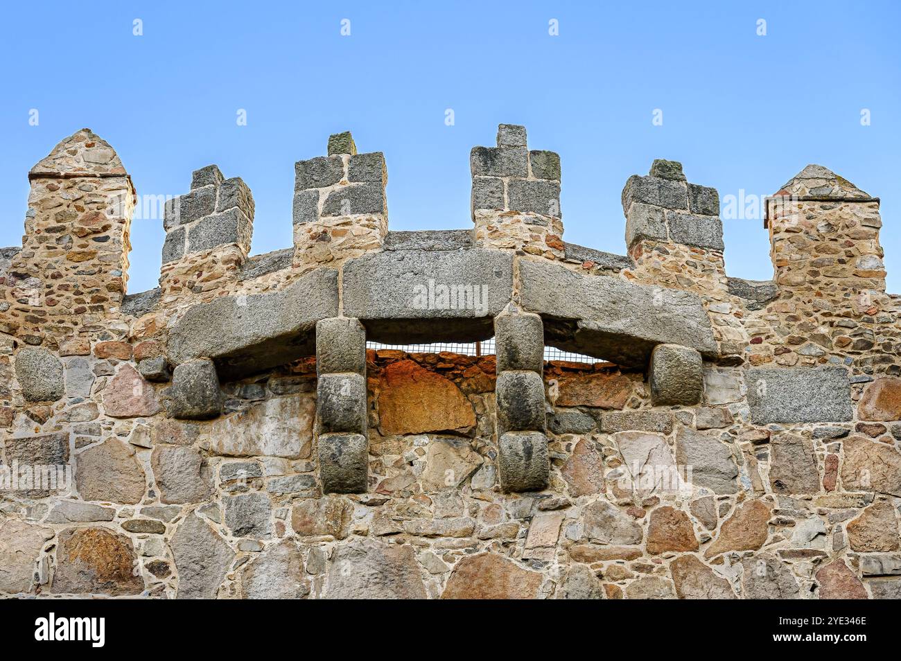 Avila, Espagne - 11 février 2023 : structure semi-circulaire en pierre qui fait partie d'un mur d'enceinte médiéval fortifié. Banque D'Images Avila, Espagne - 11 février 2023 : structure semi-circulaire en pierre qui fait partie d'un mur d'enceinte médiéval fortifié. Banque D'Images