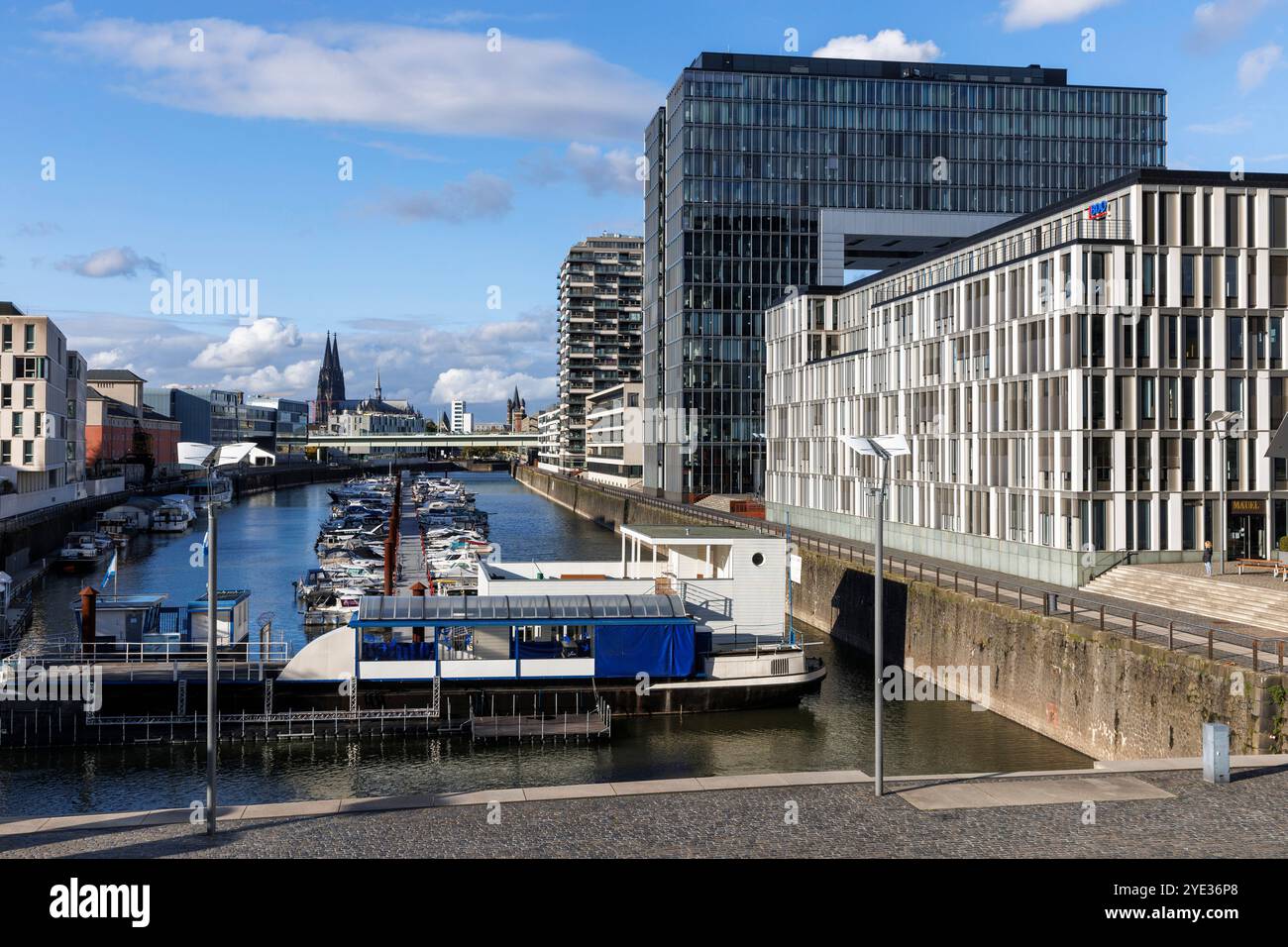 Port de Rheinau, sur la droite les Crane Houses, Cologne, Allemagne. Rheinauhafen, Blick zum Dom, Rechts die Kranhaeuser, Koeln, Allemagne. Banque D'Images