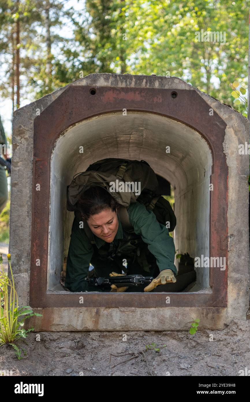 Au printemps 2024, la princesse héritière Victoira de Suède a complété ses compétences militaires en complétant une « formation militaire de base » au Stockholm Amphibious Regiment. Les sessions de formation ont été menées avant la formation spéciale des officiers de la princesse héritière, qu'elle étudie actuellement à l'Académie norvégienne de défense. Photo : Maja Hansson/Försvarsmakten/Handout/TT **OBLIGATOIRE BYLINE : photo : Maja Hansson/Försvarsmakten/Handout code 10501 **seulement pour usage éditorial. L'image provient d'une source externe et est distribuée sous sa forme originale comme service à nos abonnés** Banque D'Images