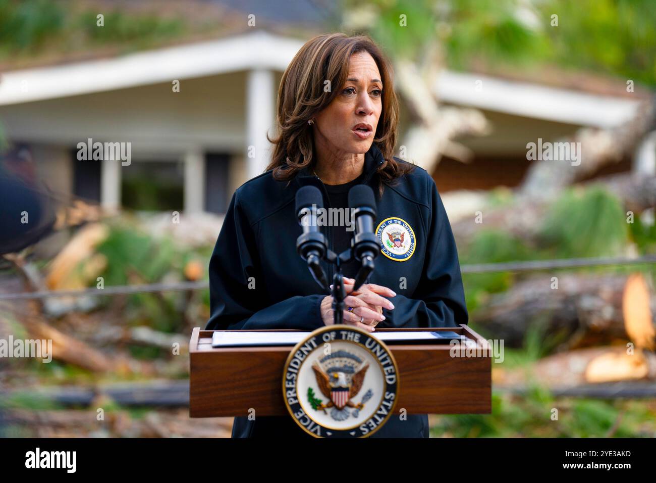 AUGUSTA, GÉORGIE, États-Unis - 02 octobre 2024 - la vice-présidente américaine Kamala Harris salue les membres de la communauté locale alors qu'elle étudie les dégâts causés par l'ouragan Helene w Banque D'Images
