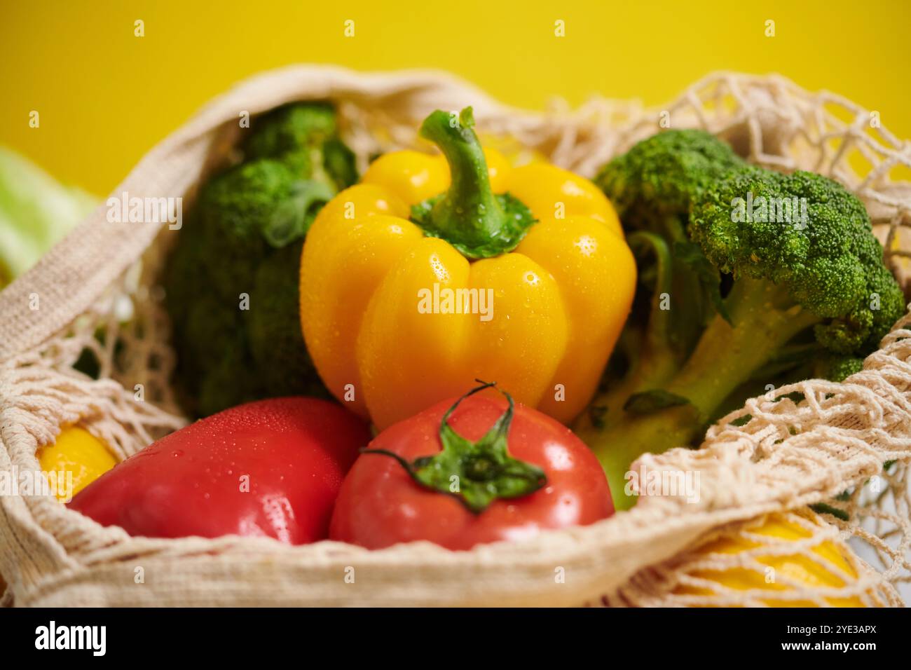 Légumes frais dans un sac réutilisable écologique Banque D'Images