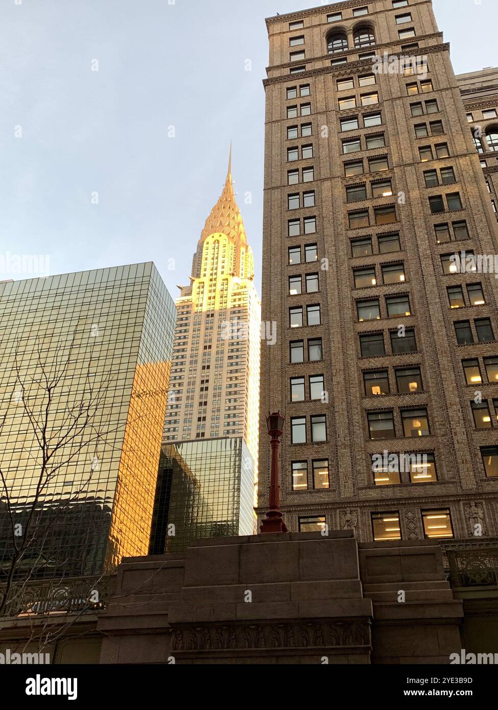 Horizon de New York avec bâtiment emblématique et ciel bleu Banque D'Images