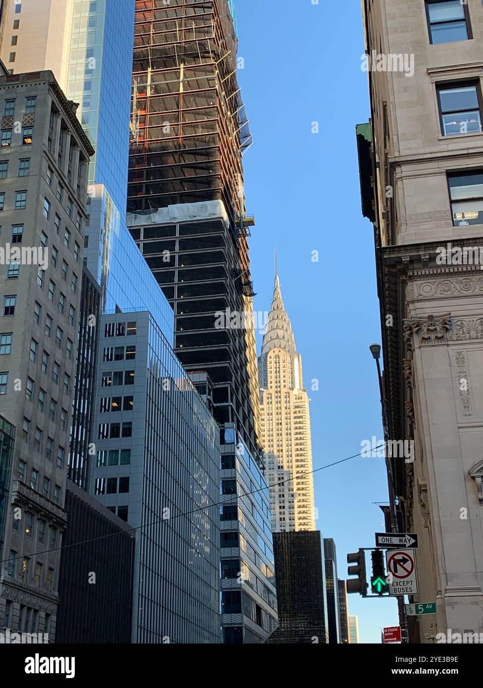 Horizon de New York avec bâtiment emblématique et ciel bleu Banque D'Images