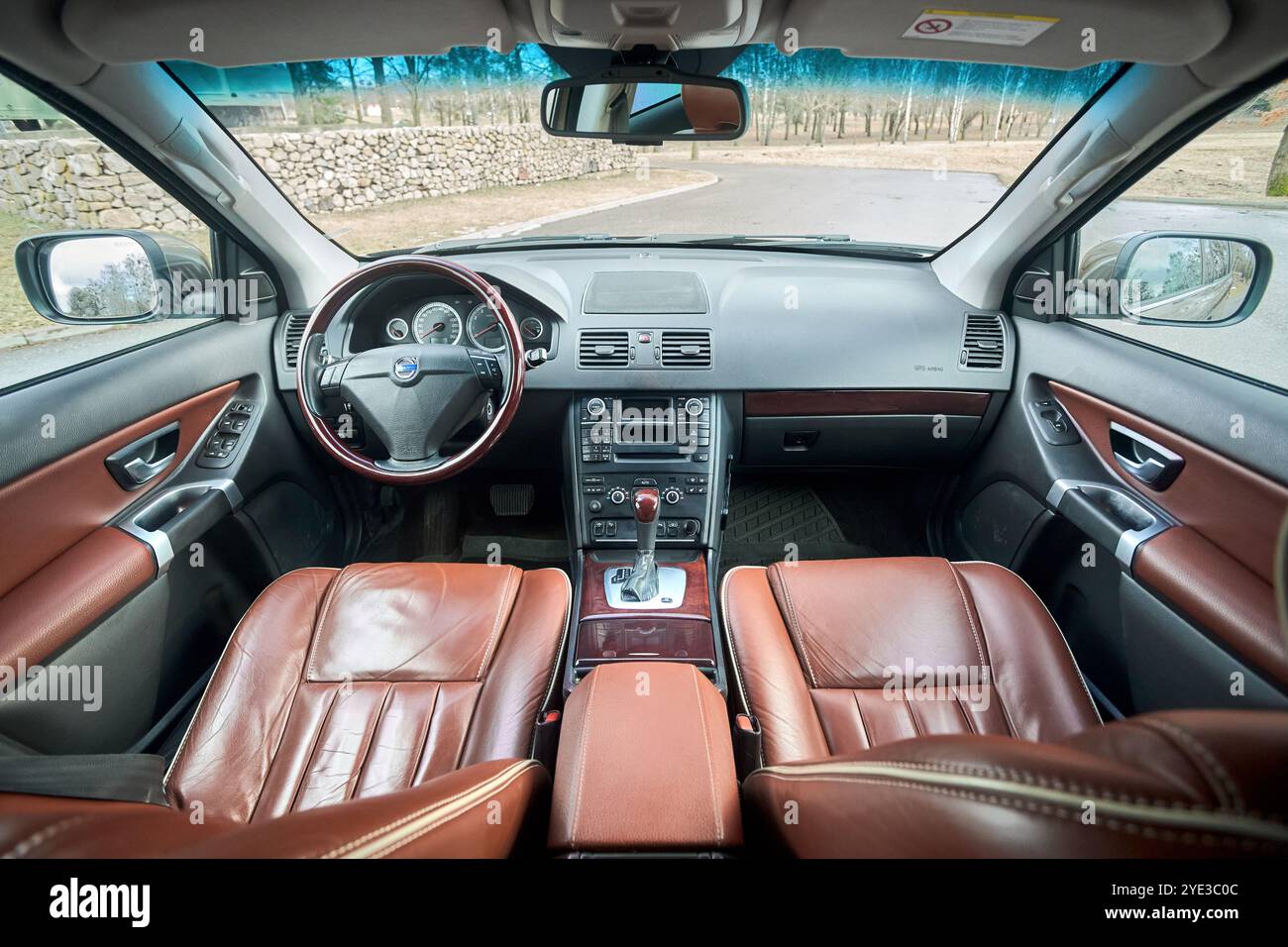 Berlin - octobre 2021 : : Volvo XC90 2,5 1ère génération Twilight Bronze 2002-20014 restyling 4WD 4wheel 4x4 SUV cuir marron intérieur de voiture, tableau de bord an Banque D'Images