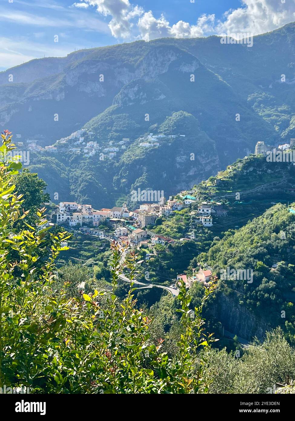 Praiano ville de la côte amalfitaine et la mer Tyrrhénienne Banque D'Images