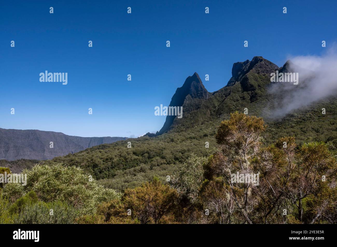 Le Cirque de Mafate avec le Morne de fourche (à droite) et le rempart du Piton Maïdo (à gauche) Banque D'Images