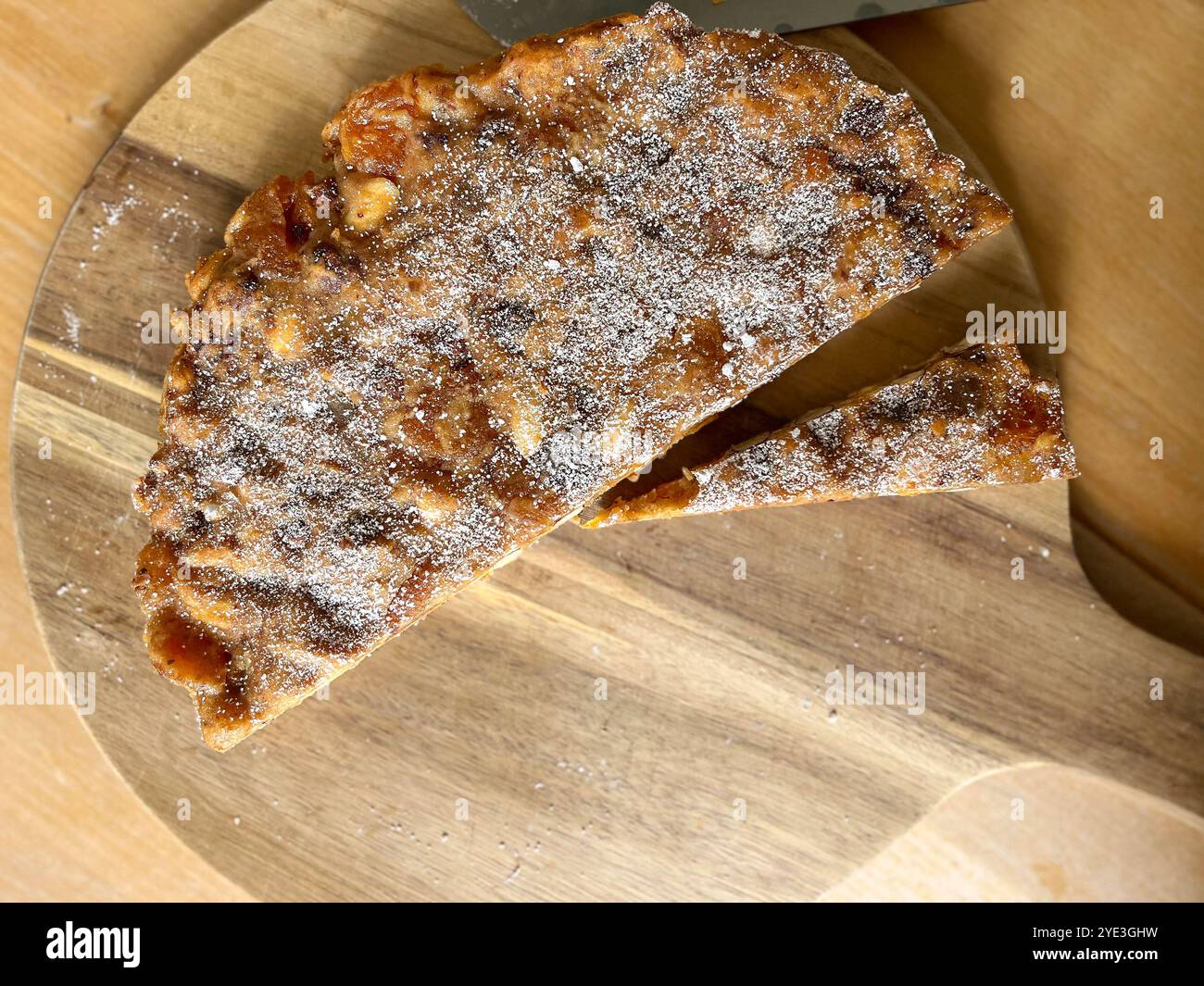 Photographie culinaire sur table d'un panforte dessert italien tranché sur une planche à découper en bois Banque D'Images