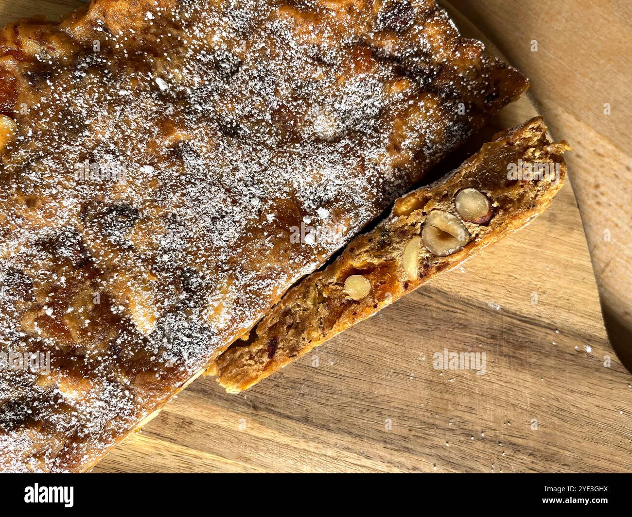 Photographie rapprochée d'un panforte de dessert italien en tranches sur une planche à découper en bois Banque D'Images