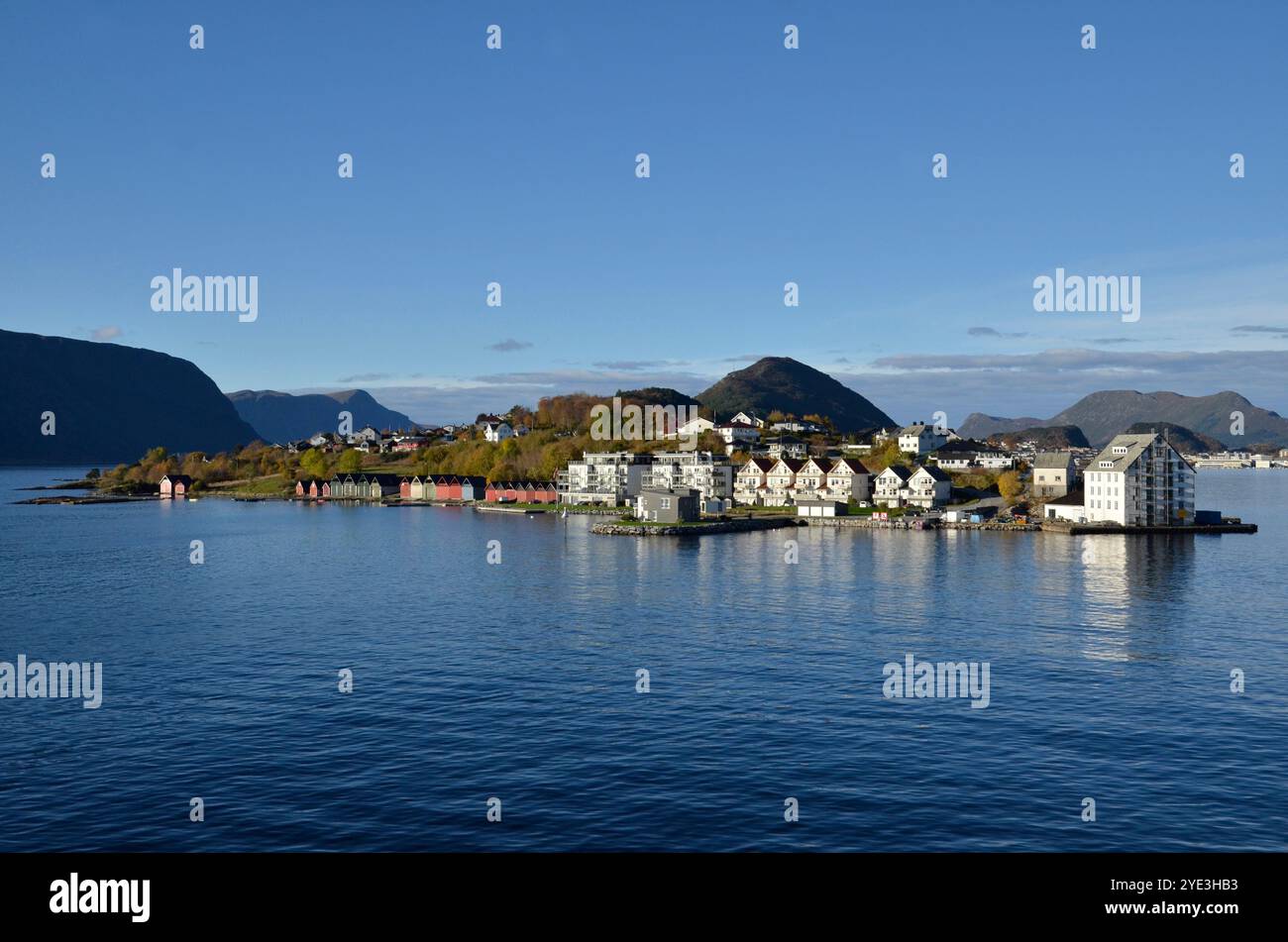 Slinningen, une ville à l'approche du port de croisière dans la ville norvégienne d'Alesund Banque D'Images