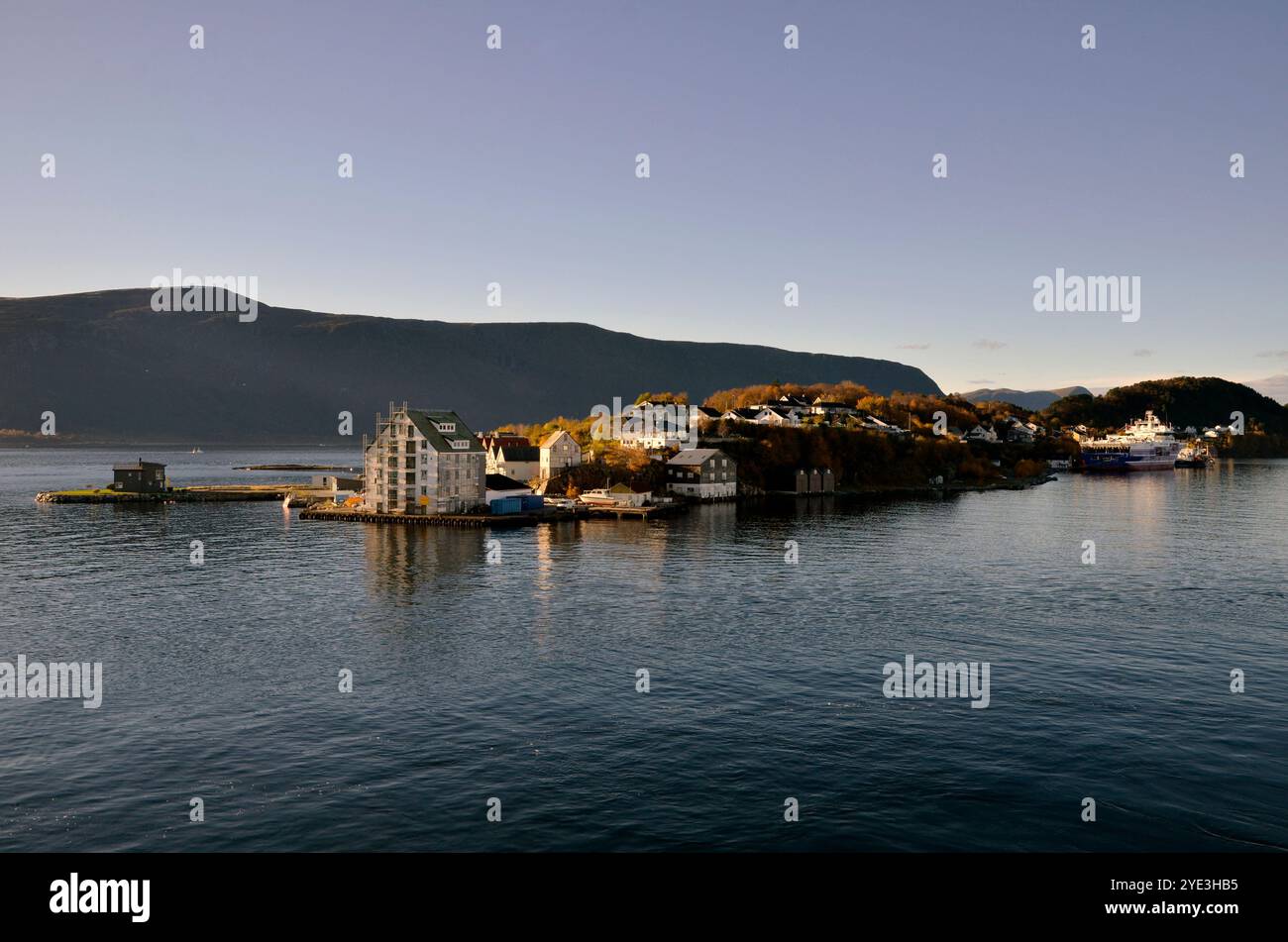 Slinningen, une ville à l'approche du port de croisière dans la ville norvégienne d'Alesund Banque D'Images
