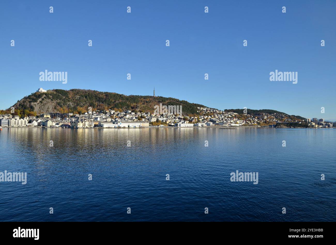 La ville d'Alesund en Norvège vue de l'approche du port de croisière Banque D'Images