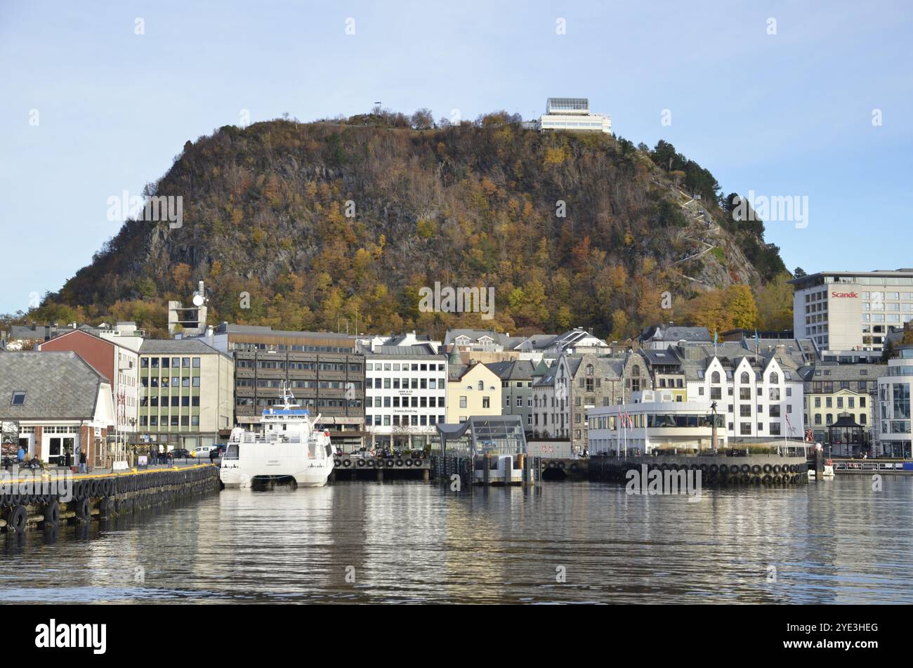 Le port principal de la ville norvégienne d'Alesund avec le point de vue d'Aksla en arrière-plan Banque D'Images
