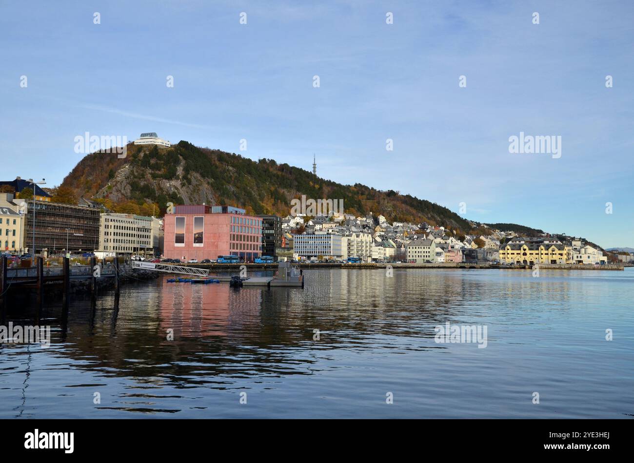 La ville d'Alesund en Norvège vue de l'approche du port de croisière Banque D'Images