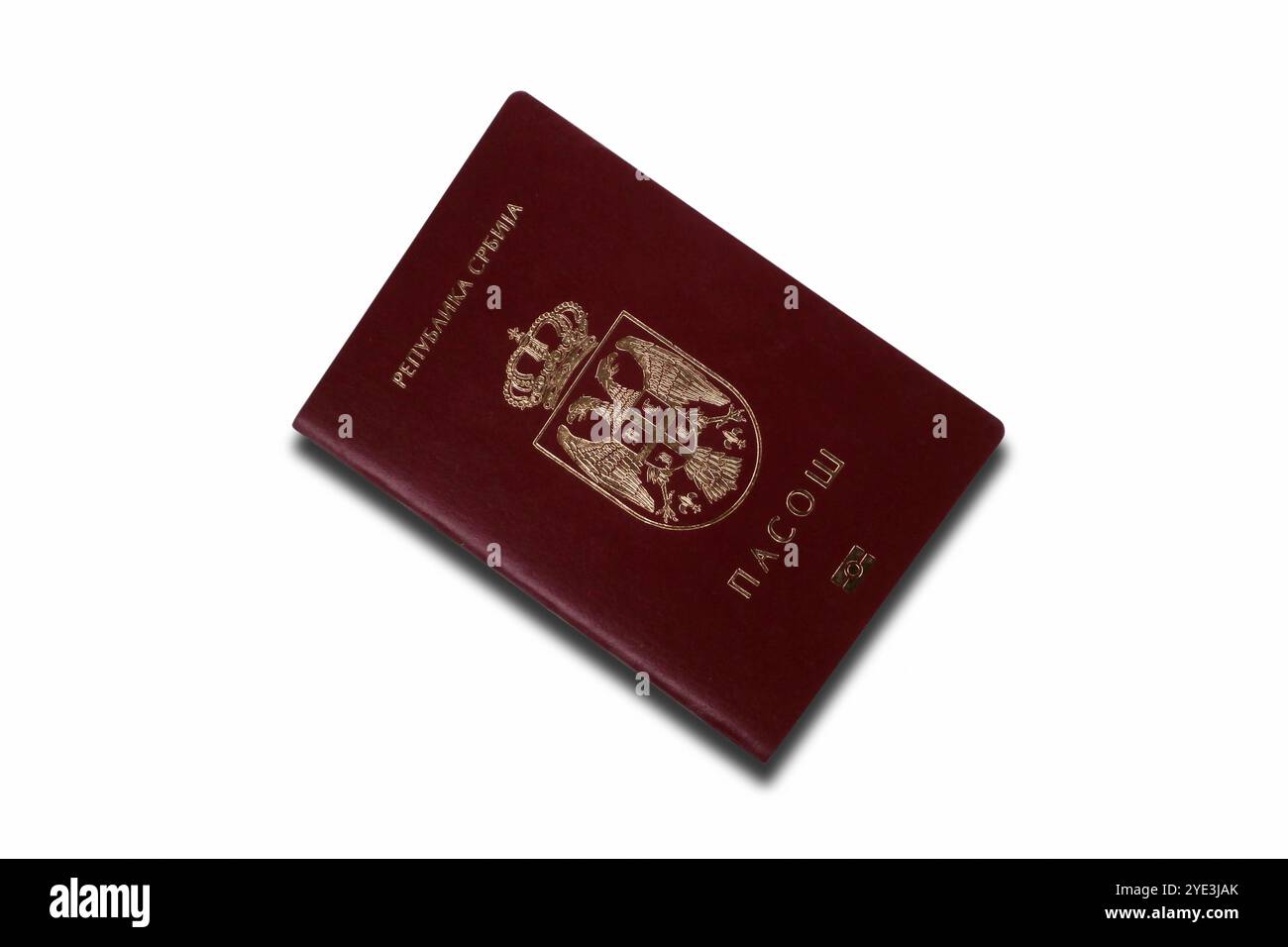 Gros plan sur un passeport serbe isolé sur fond blanc. Banque D'Images