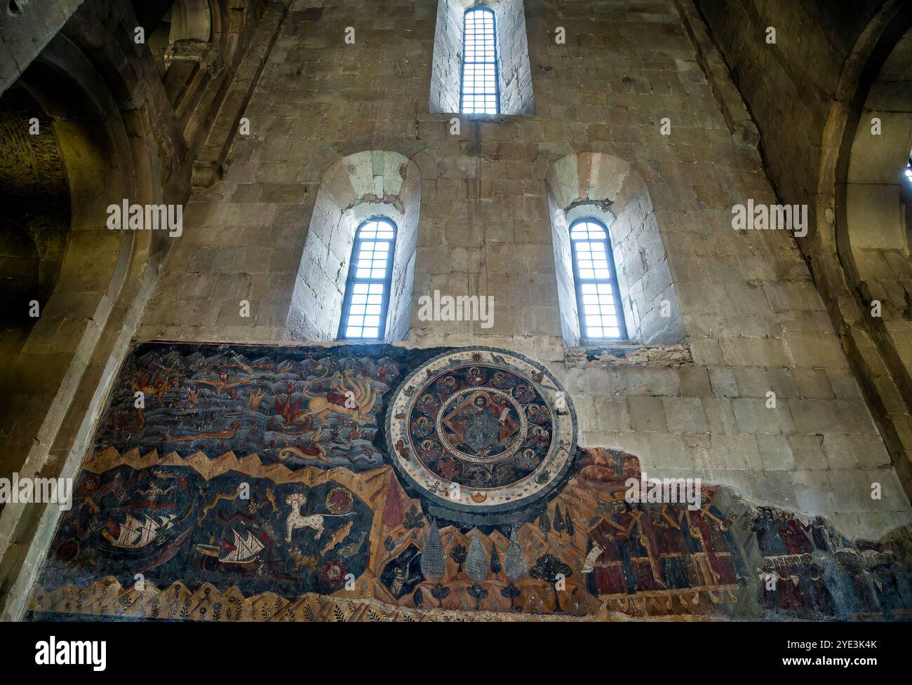 Mtshkheta, Géorgie - 08 août 2024. : Fresque restaurée Bête de l'Apocalypse avec des figures du zodiaque à l'intérieur de la cathédrale Svetitskhoveli Banque D'Images