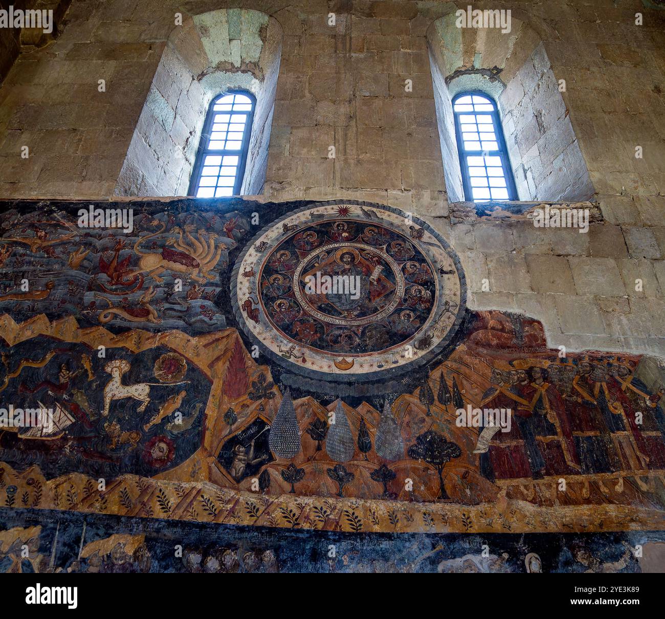 Mtshkheta, Géorgie - 08 août 2024. : Fresque restaurée Bête de l'Apocalypse avec des figures du zodiaque à l'intérieur de la cathédrale Svetitskhoveli Banque D'Images