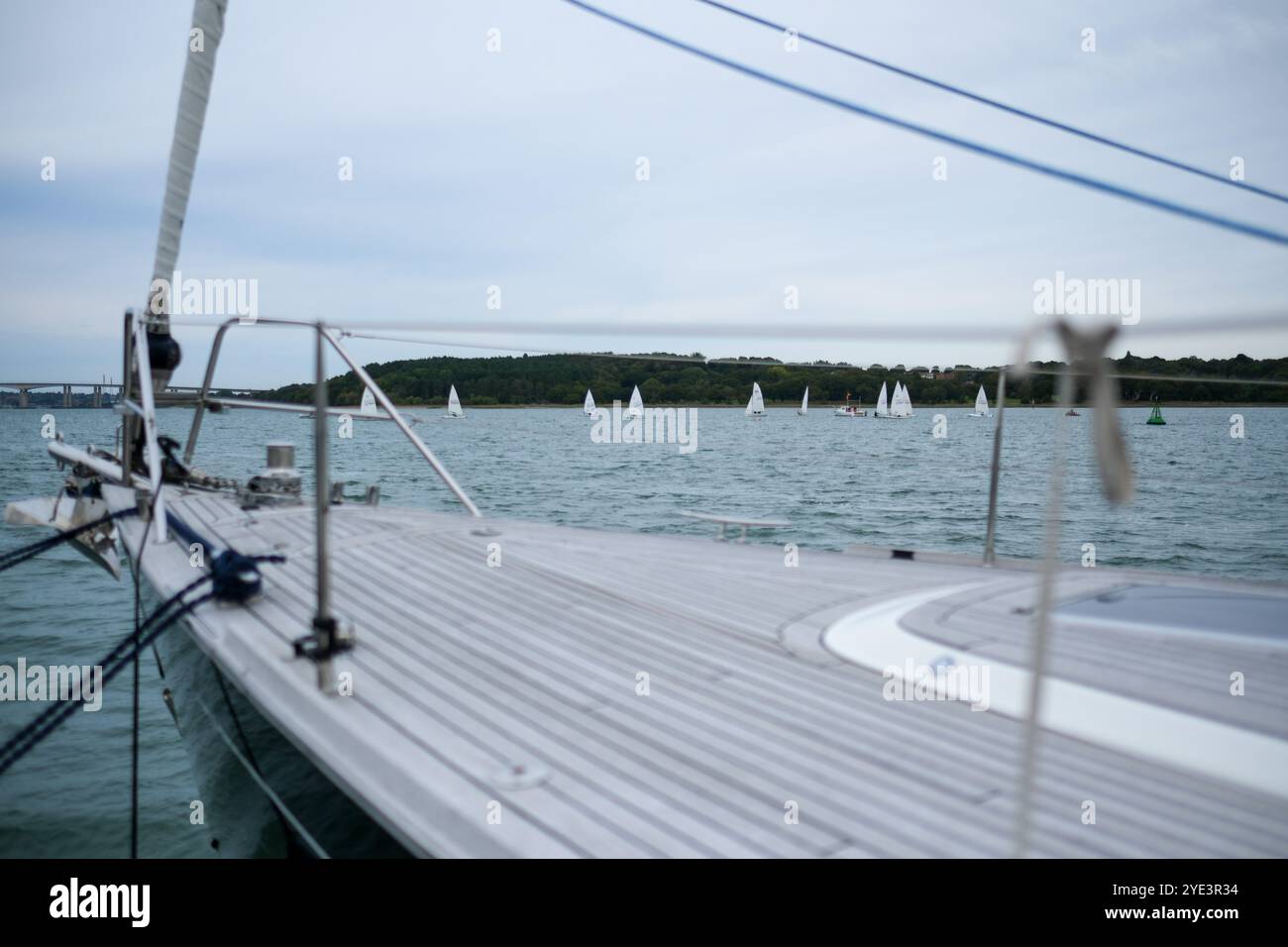 Woolverstone, Royaume-Uni - 13 octobre 2024 - vue d'un yacht et de voiliers à Woolverstone, Suffolk, Royaume-Uni Banque D'Images