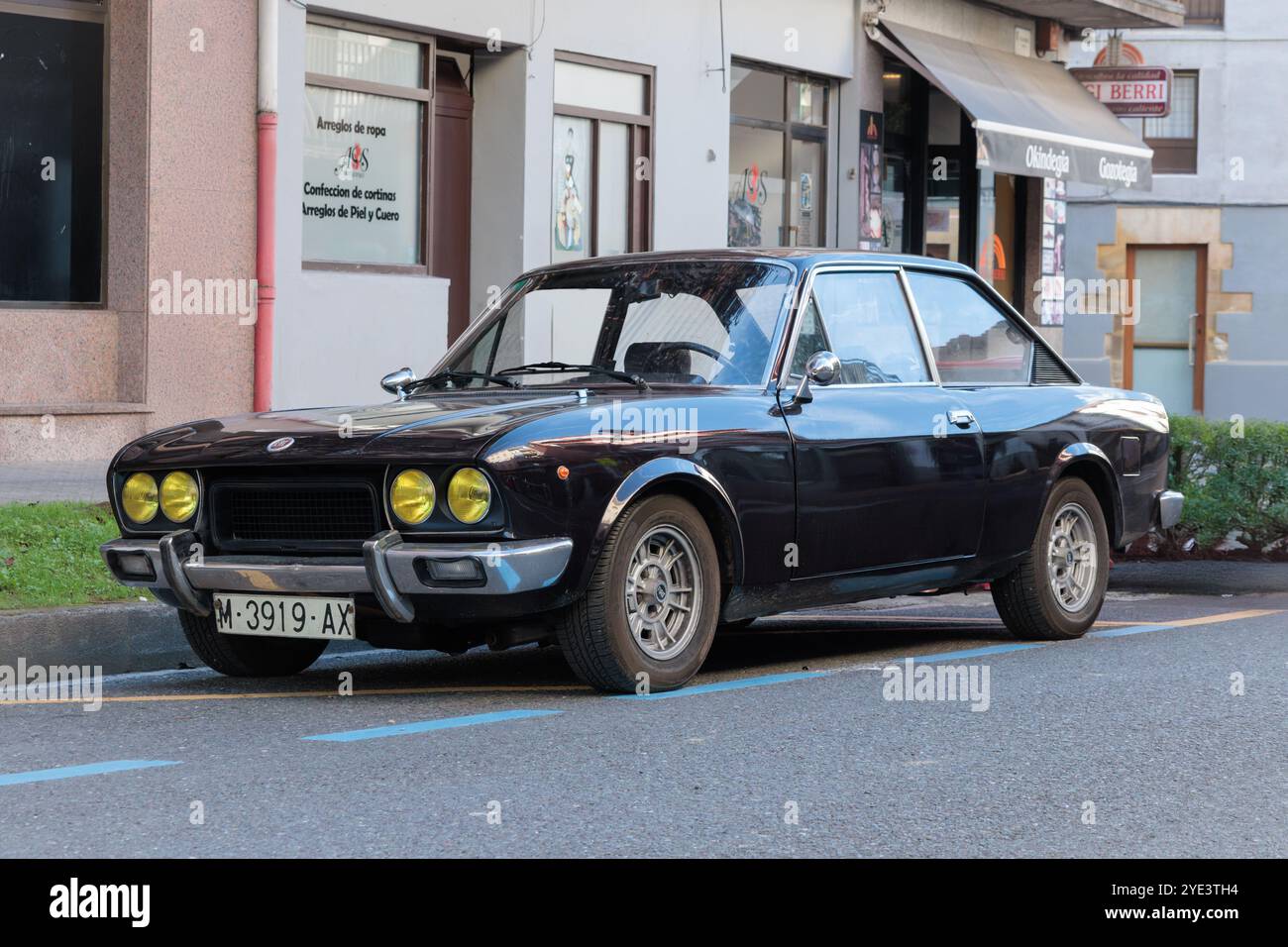 Urnieta, Espagne-5 octobre 2024 : 1971 SIÈGES 124 Sport coupé 1800 dans les rues de la ville Banque D'Images