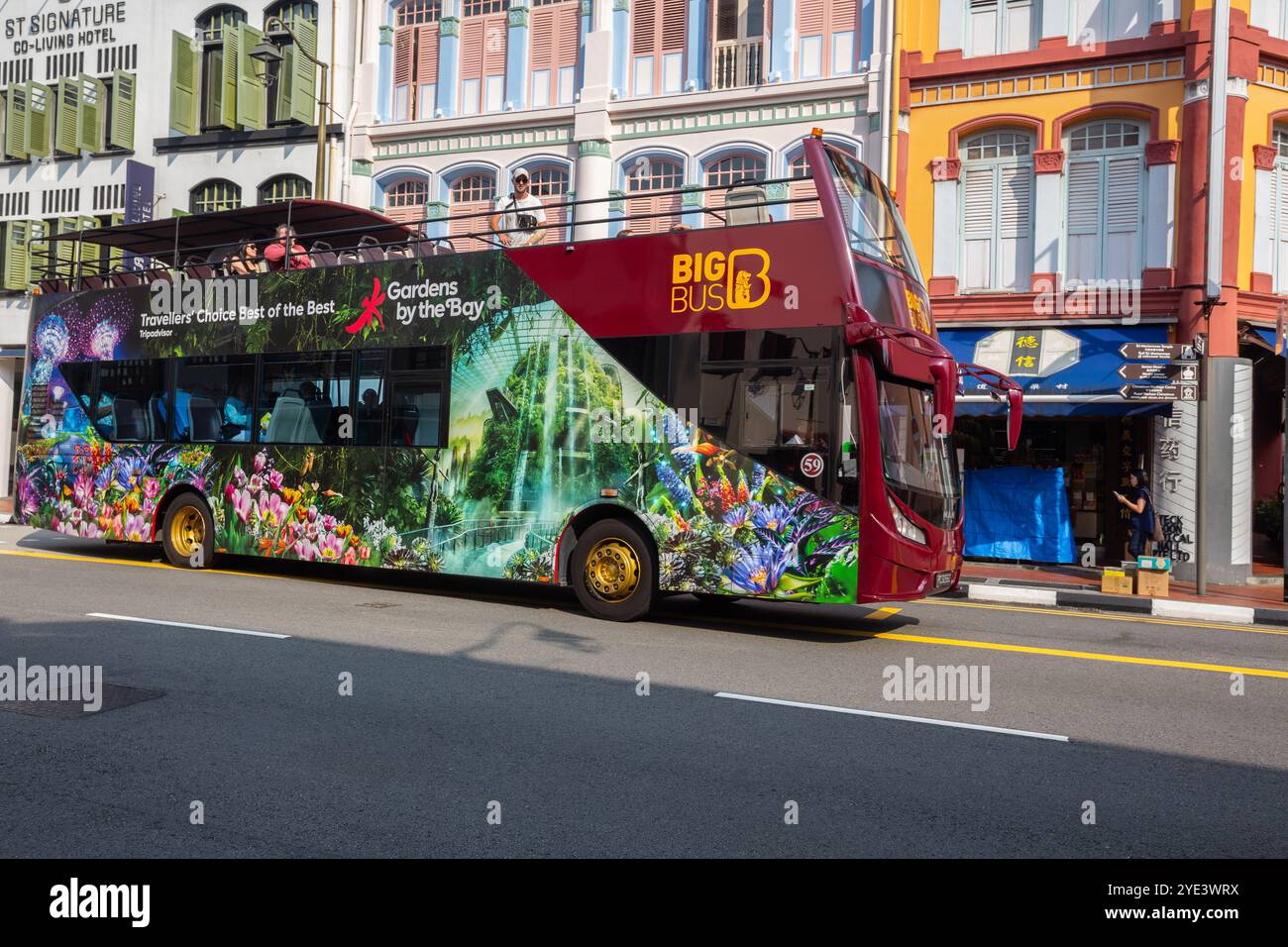 Big bus service ferry touristes autour de l'itinéraire désigné pour explorer divers endroits dans leur siège et confort. Le plus rapide. Chinatown, Singapour. Banque D'Images