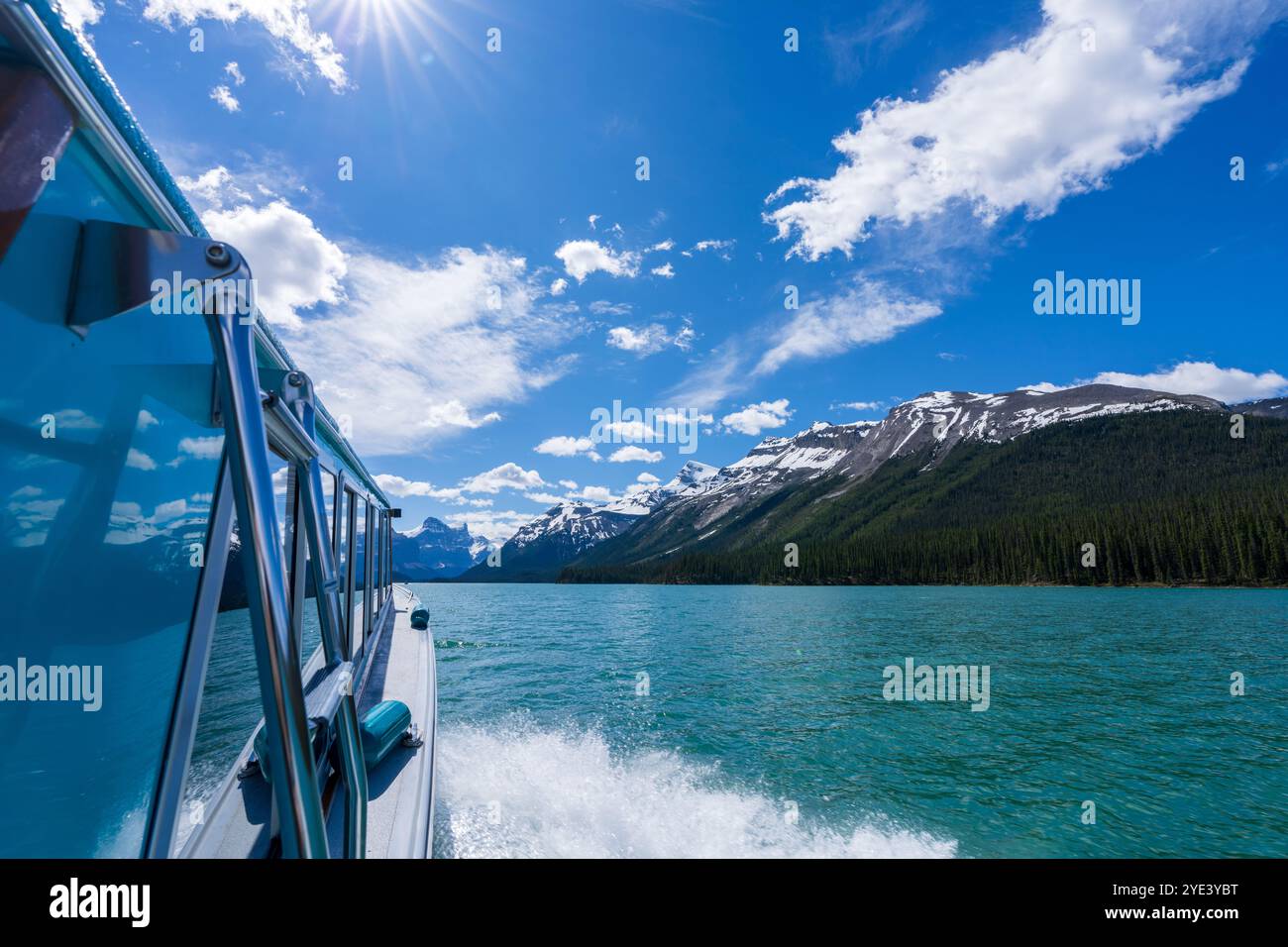 Croisière sur le lac maligne jusqu'à la célèbre Spirit Island. Parc national Jasper paysages estivaux, montagnes enneigées et lacs turquoise. Alberta, Canada. Banque D'Images