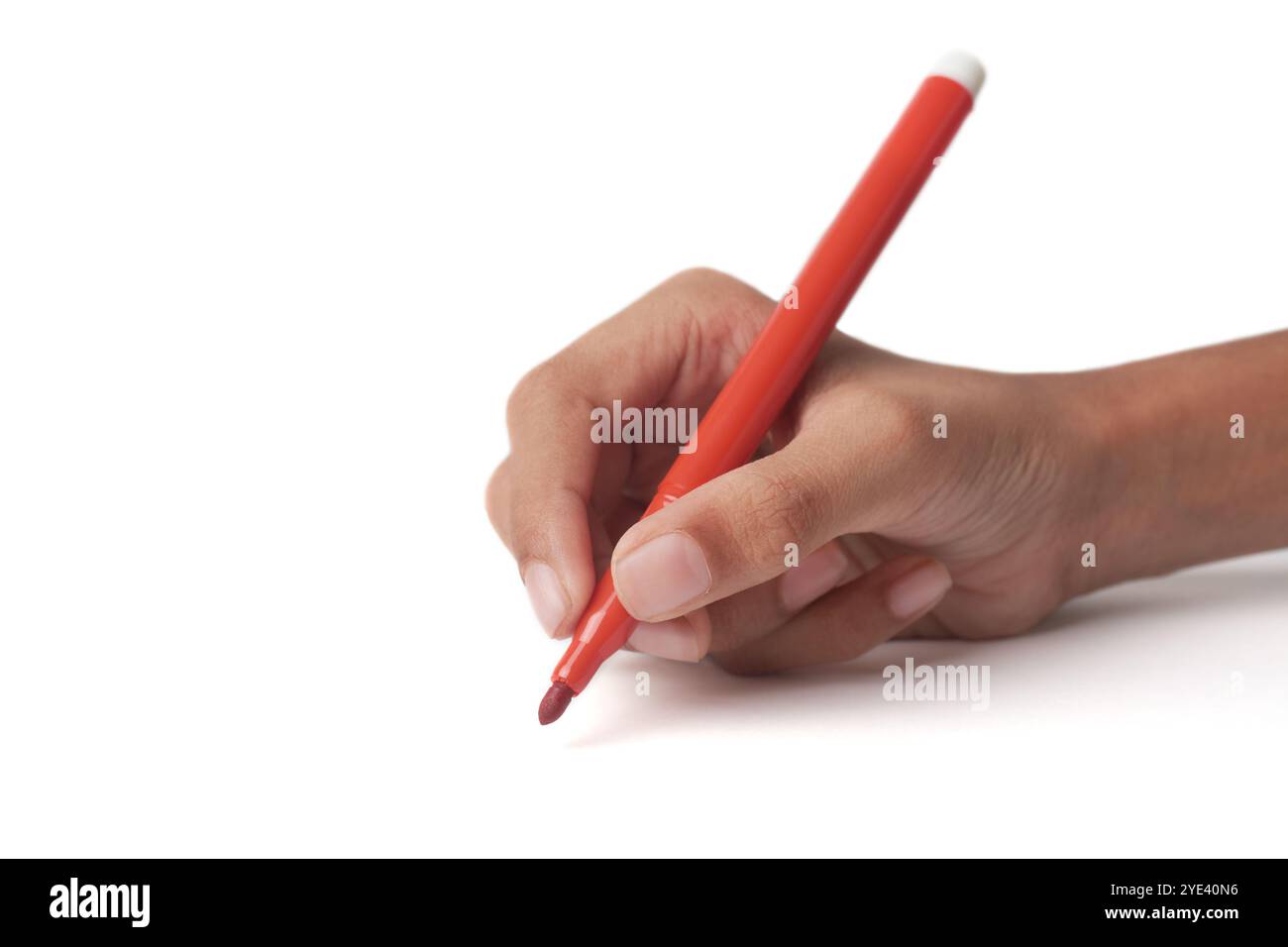 main tenant une pointe feutre rouge ou un stylo à pointe fibre isolé fond blanc, écriture, dessin ou esquisse, vue latérale avec espace de copie Banque D'Images