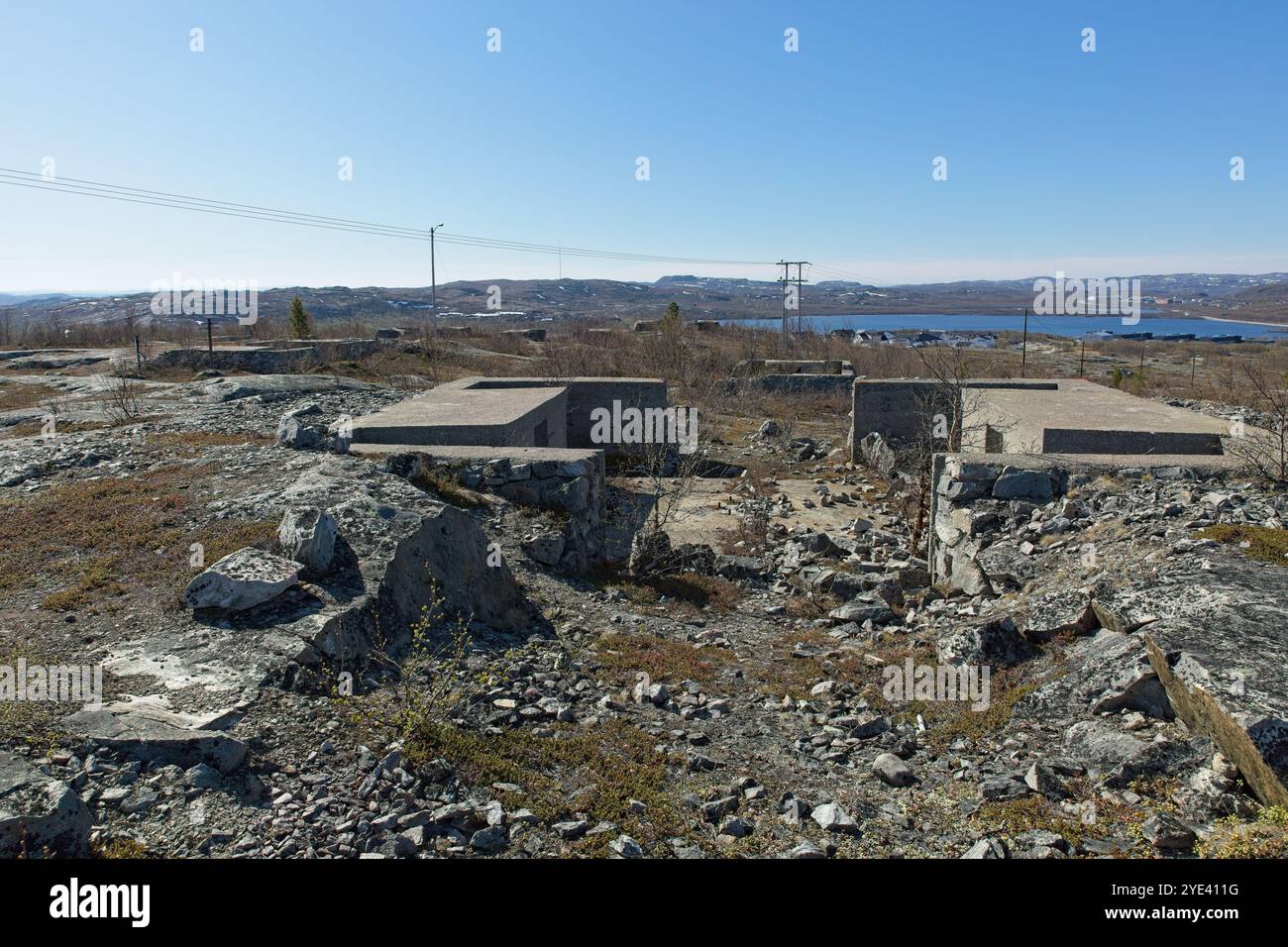 Vue du bunker allemand de la seconde Guerre mondiale sur la montagne Skytterhusfjellet en été avec le ciel bleu, Kirkenes, Norvège. Banque D'Images