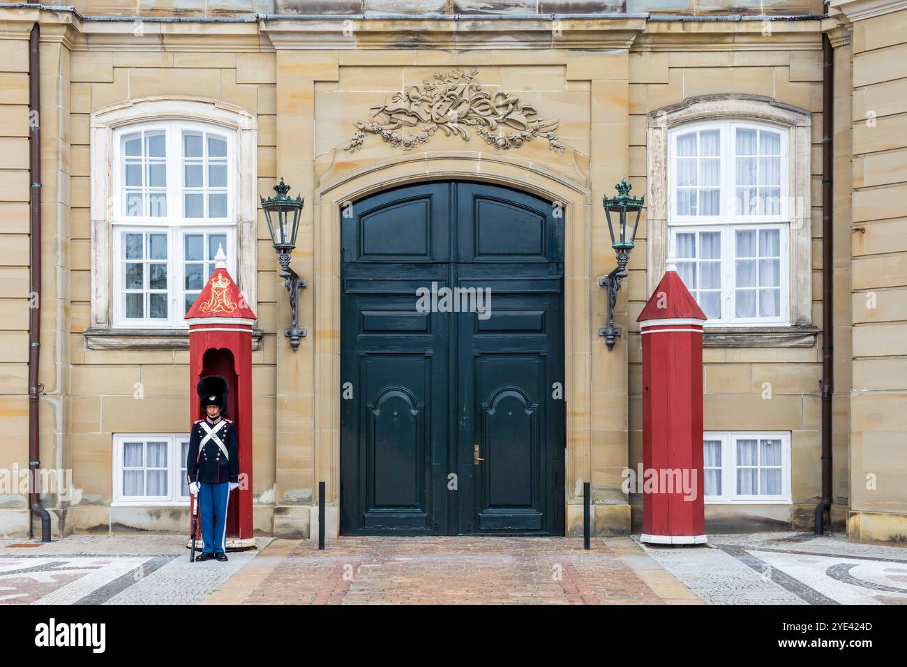 Une garde royale danoise monte la garde devant le palais de Frédéric VIII au château d'Amalienborg à Copenhague, au Danemark. Banque D'Images