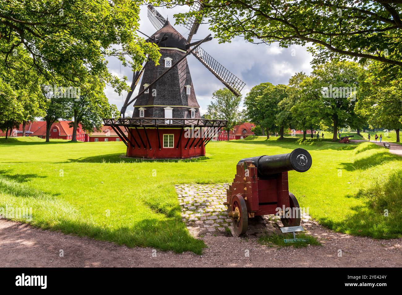 Vue sur le Kastelsmøllen, un moulin à vent de type hollandais dans le Kastellet, une citadelle du XVIIe siècle à Copenhague, Danemark, avec un canon au premier plan. Banque D'Images