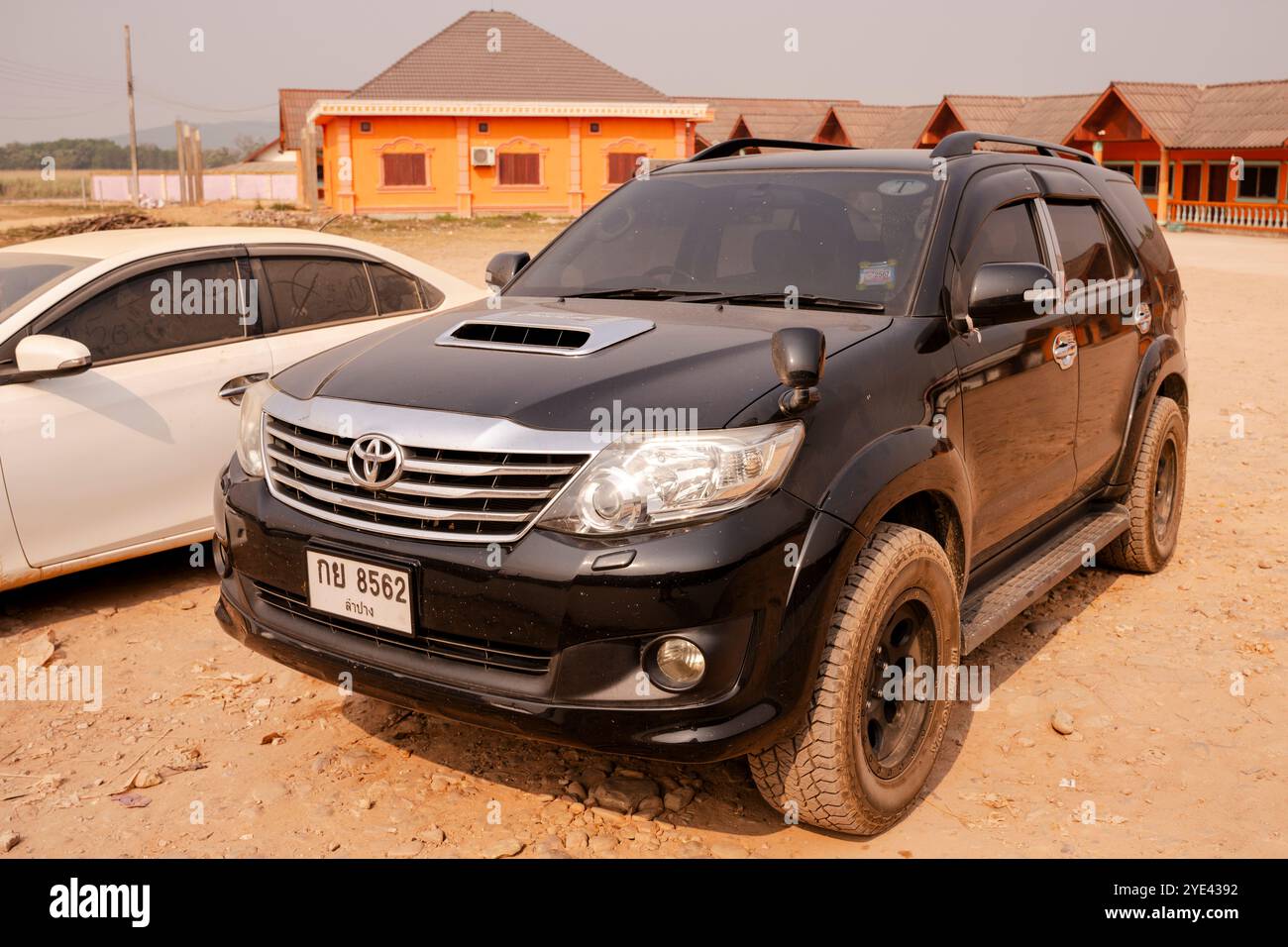 Une Toyota Fortuner avec des plaques thaïlandaises naviguant à travers les paysages pittoresques du Laos. Banque D'Images