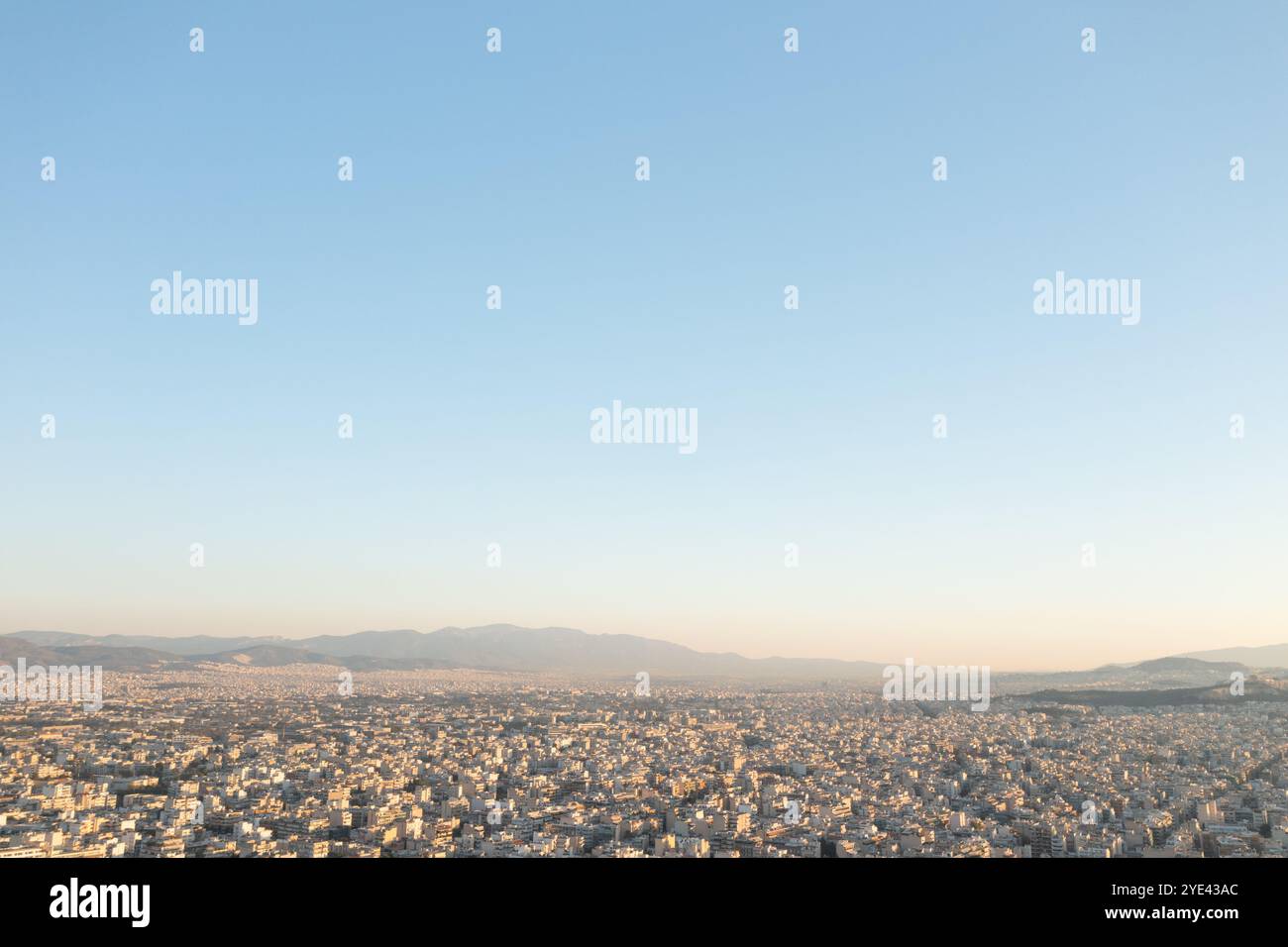 Paysage urbain d'Athènes avec une architecture urbaine dense et des montagnes lointaines Banque D'Images