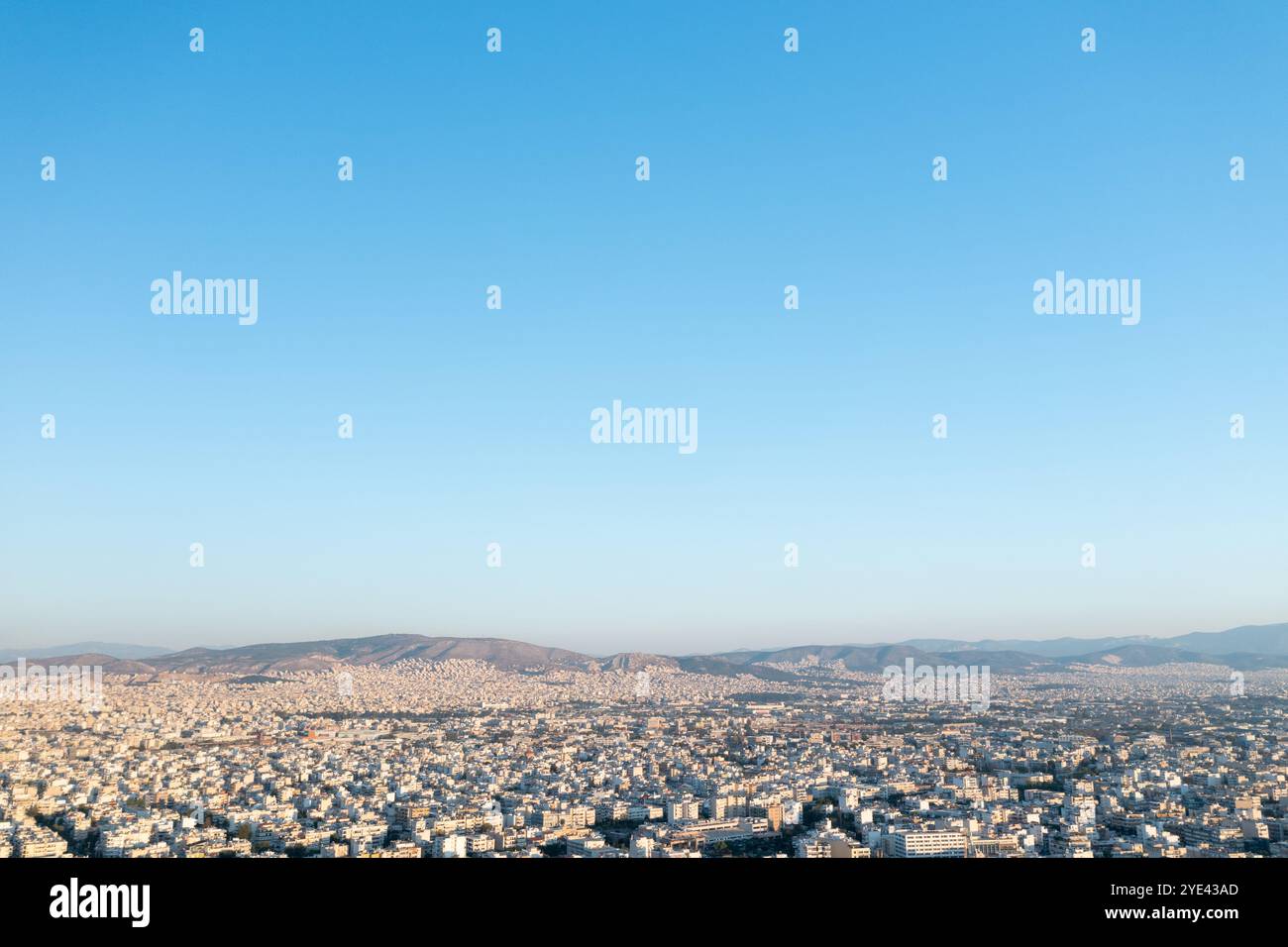 Vue panoramique aérienne du paysage urbain d'Athènes avec les montagnes en arrière-plan Banque D'Images