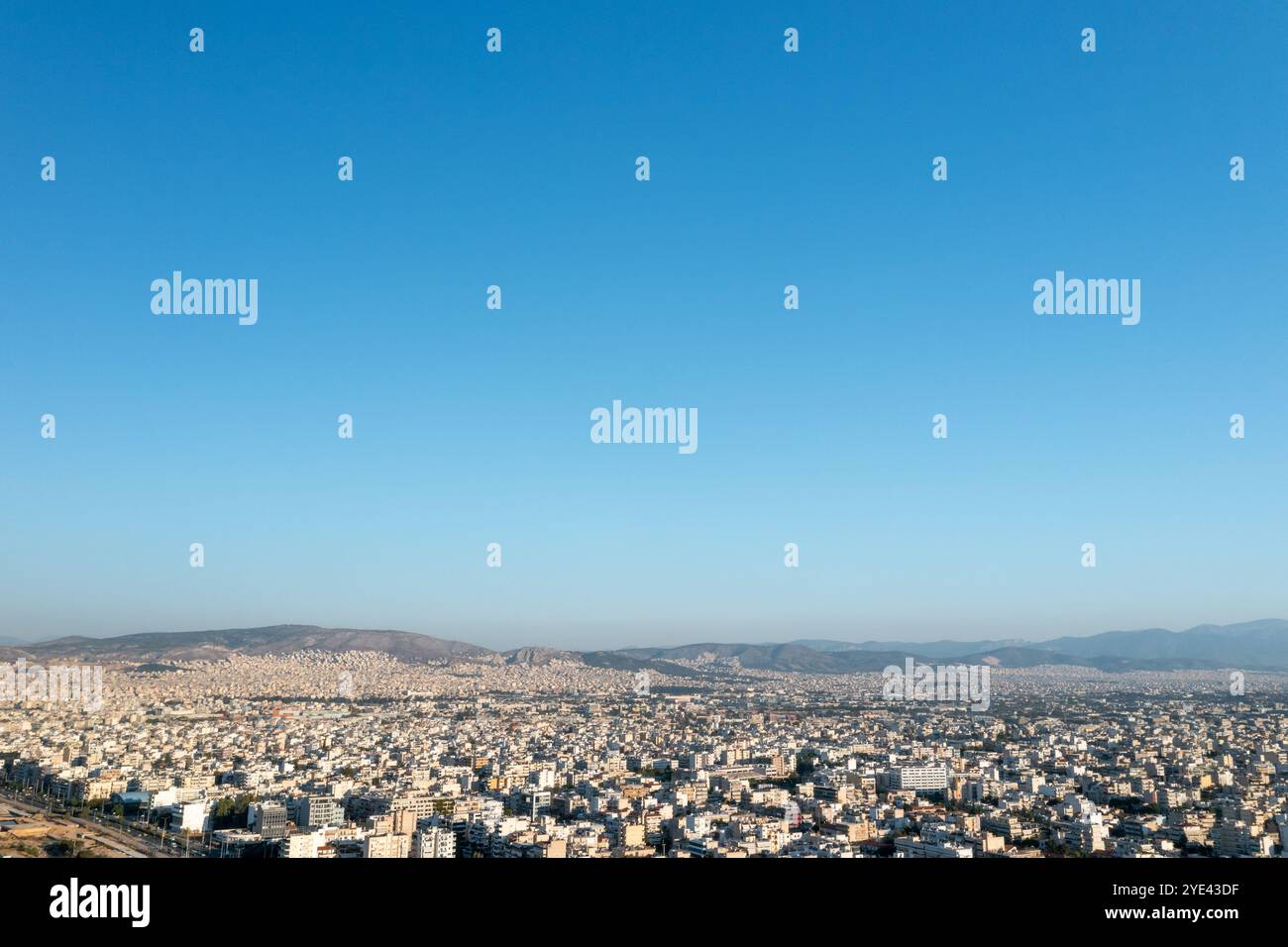 Vue panoramique du paysage urbain d'Athènes avec les montagnes lointaines Banque D'Images