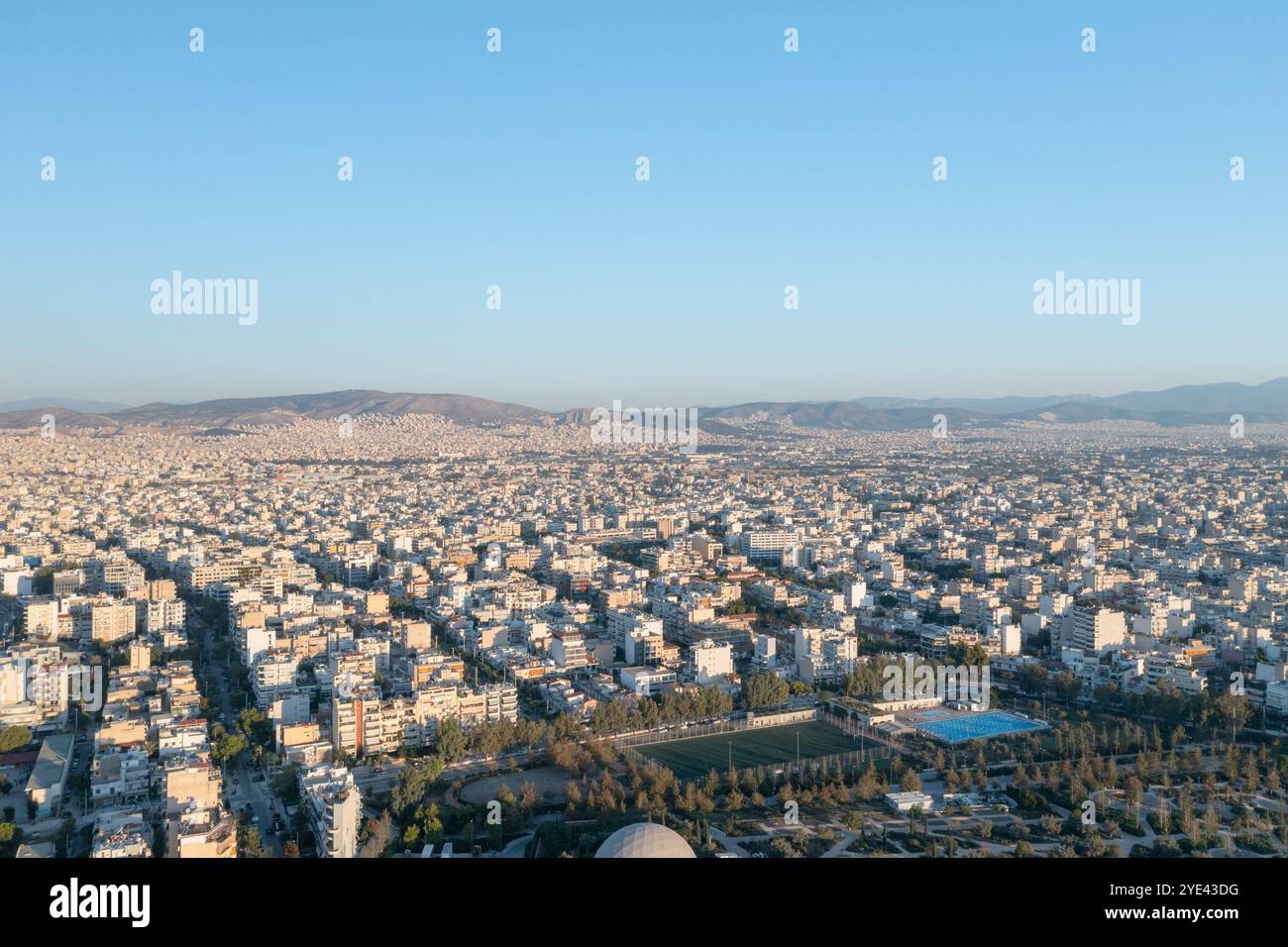 Athènes Urban Tapestry avec vue panoramique sur la ville et Green Oasis Banque D'Images