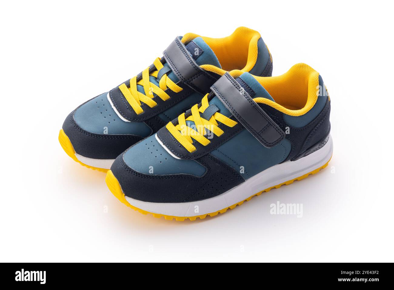 Chaussures décontractées isolées sur fond blanc. Baskets sport en cuir. Banque D'Images
