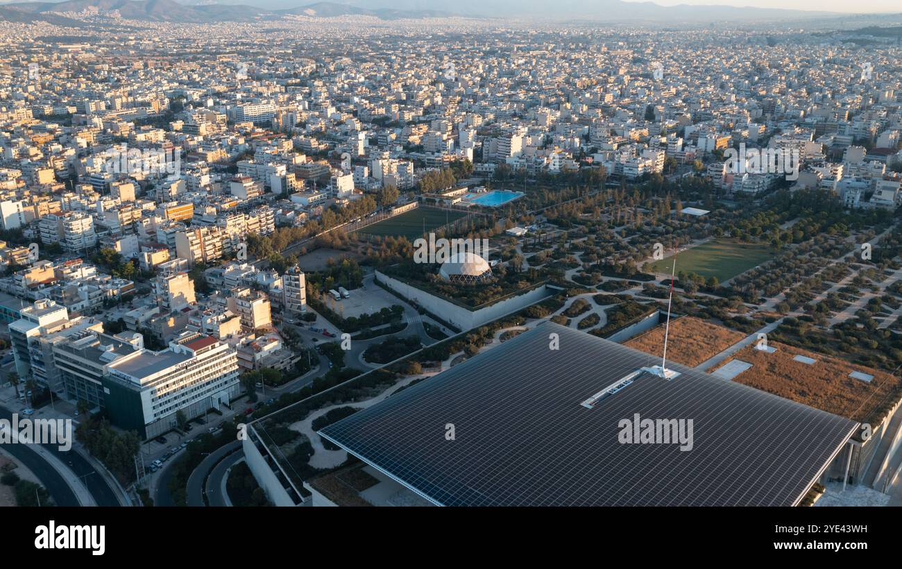 Vue aérienne d'Athènes : Centre Stavros Niarchos et paysage urbain Banque D'Images