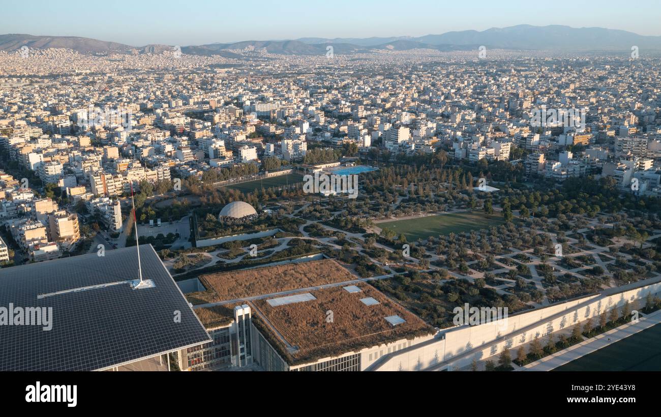 Athènes Aerial : Stavros Niarchos Center toit solaire et paysage du parc Banque D'Images