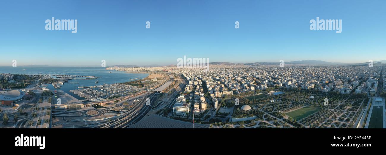 Vue aérienne panoramique de la baie de Faliro et du parc Stavros Niarchos, Athènes Banque D'Images