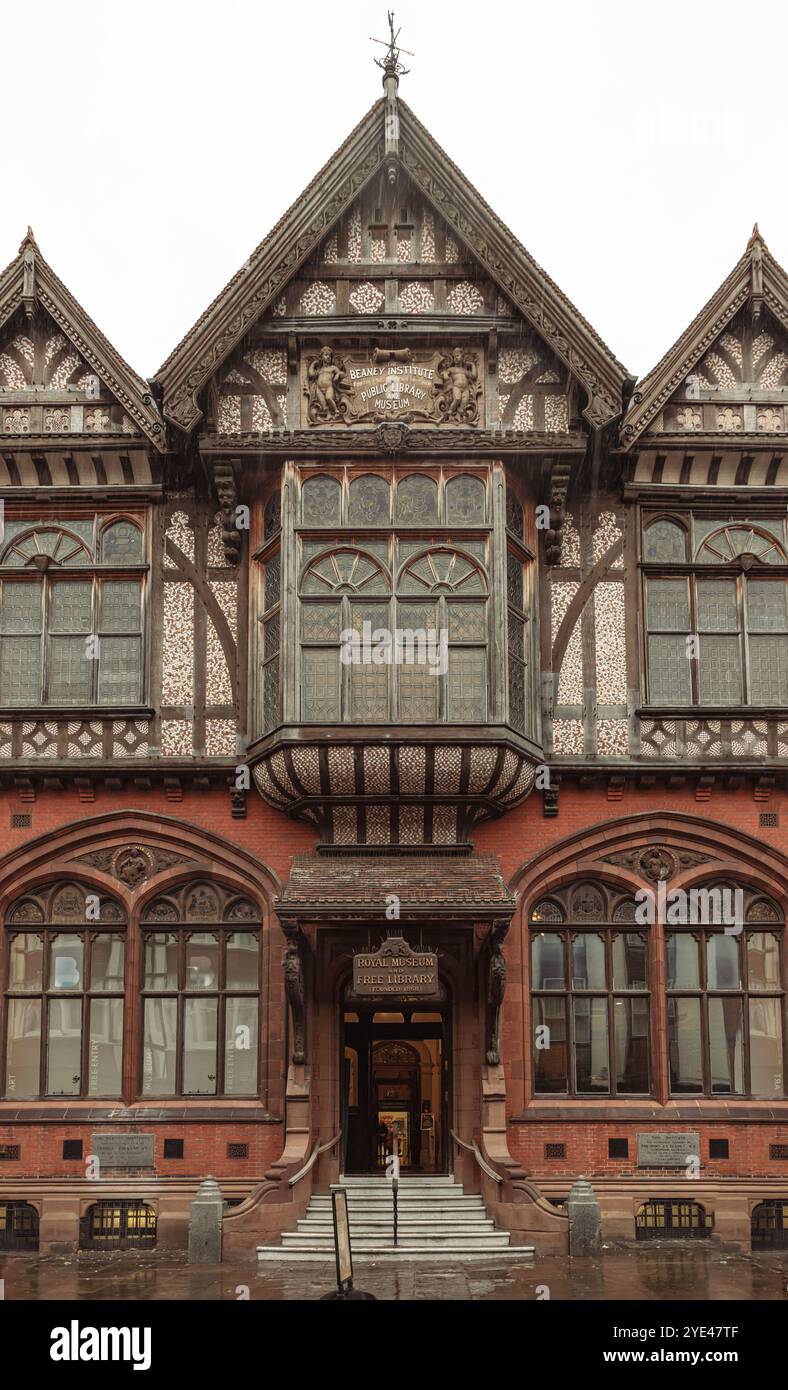 Canterbury, Angleterre - 18 octobre 2023 - la façade du Musée royal et de la Bibliothèque libre (fondée en 1858) à Canterbury. Kent, Royaume-Uni. Espace pour le texte, sélectif fo Banque D'Images